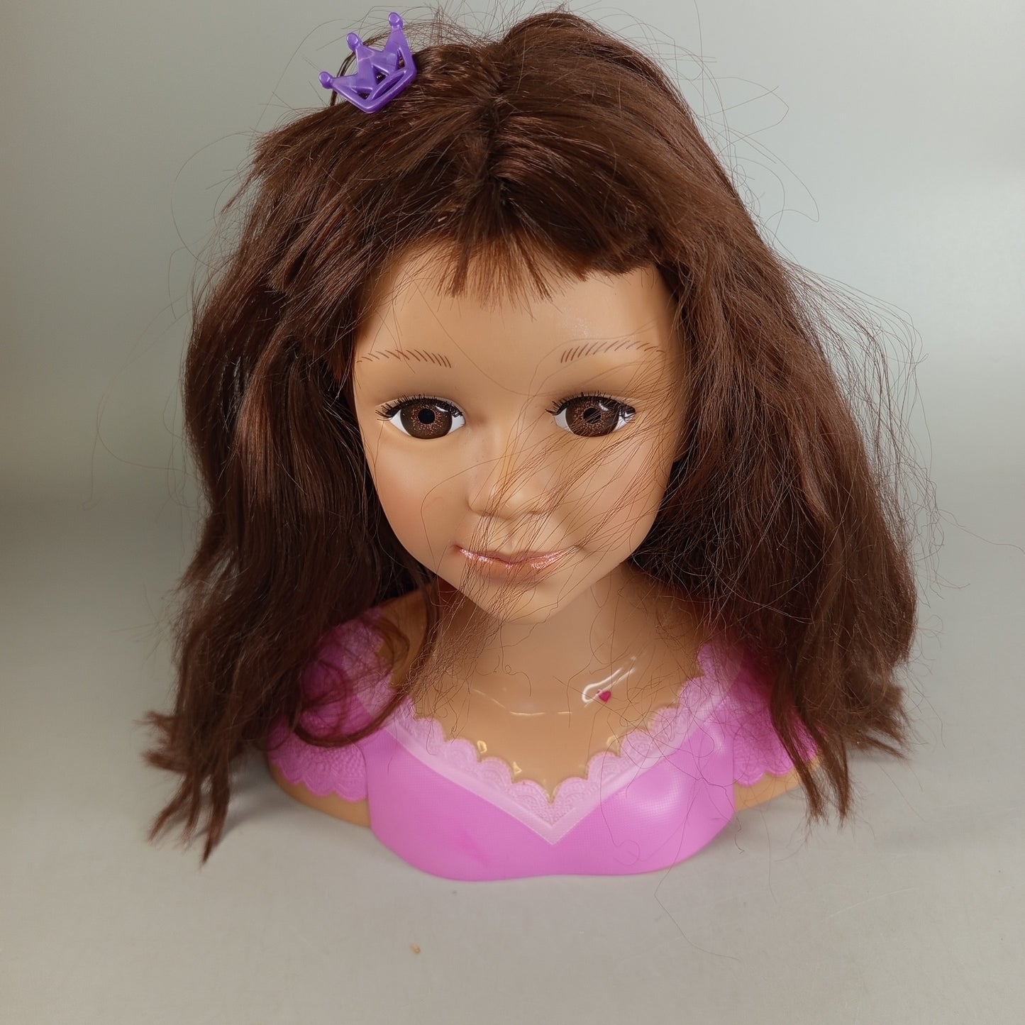 Bayer Design Stylingkopf – Frisierpuppe mit lila Haarclip
