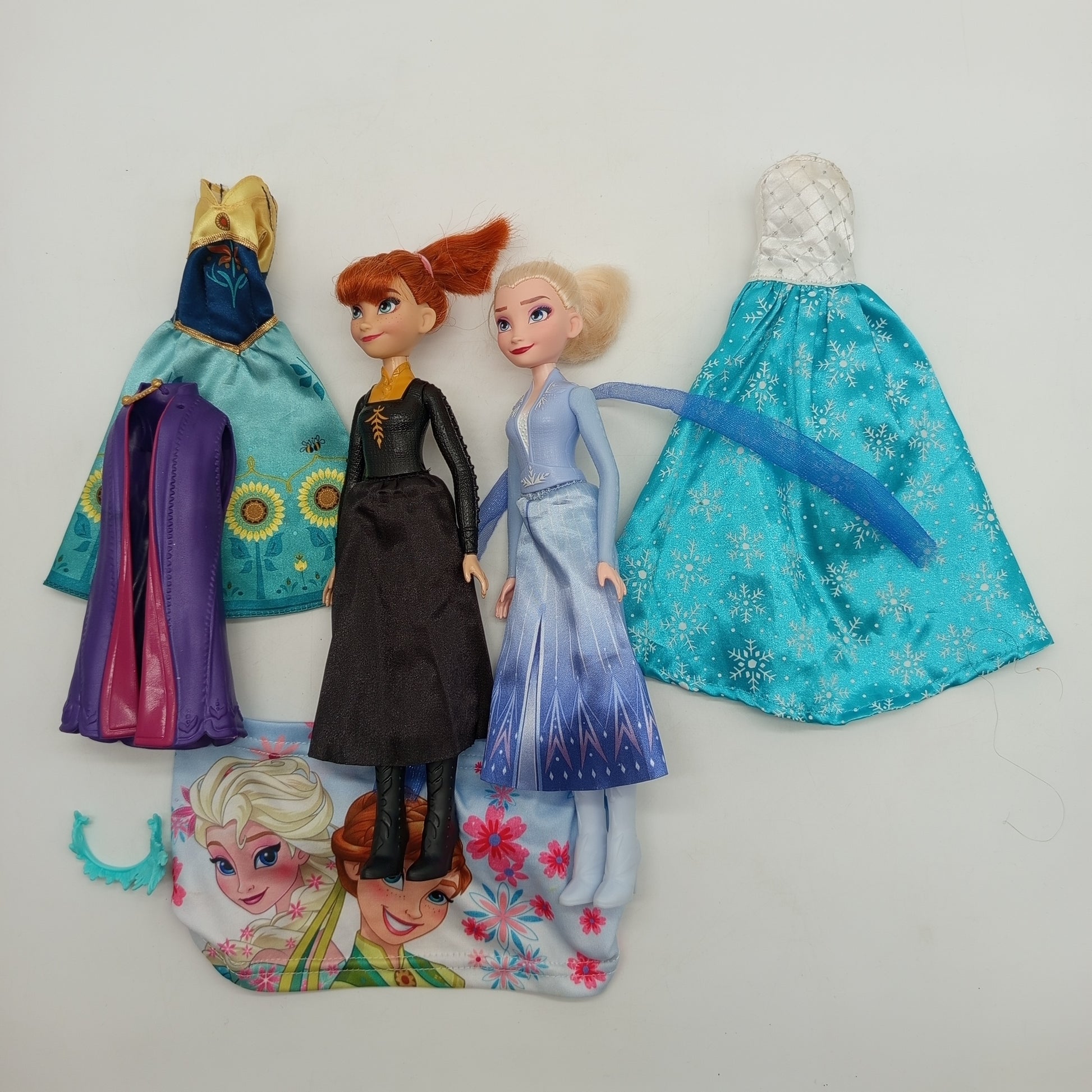 Puppen-Set mit Kleidung & Krone – Set von 2 Puppen & 6 Outfits