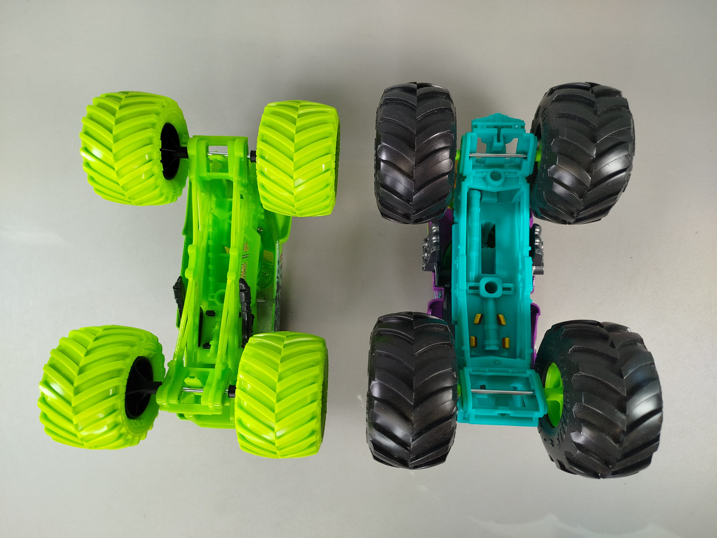 Monster Trucks Set von 2 – Grave Digger & lila Truck