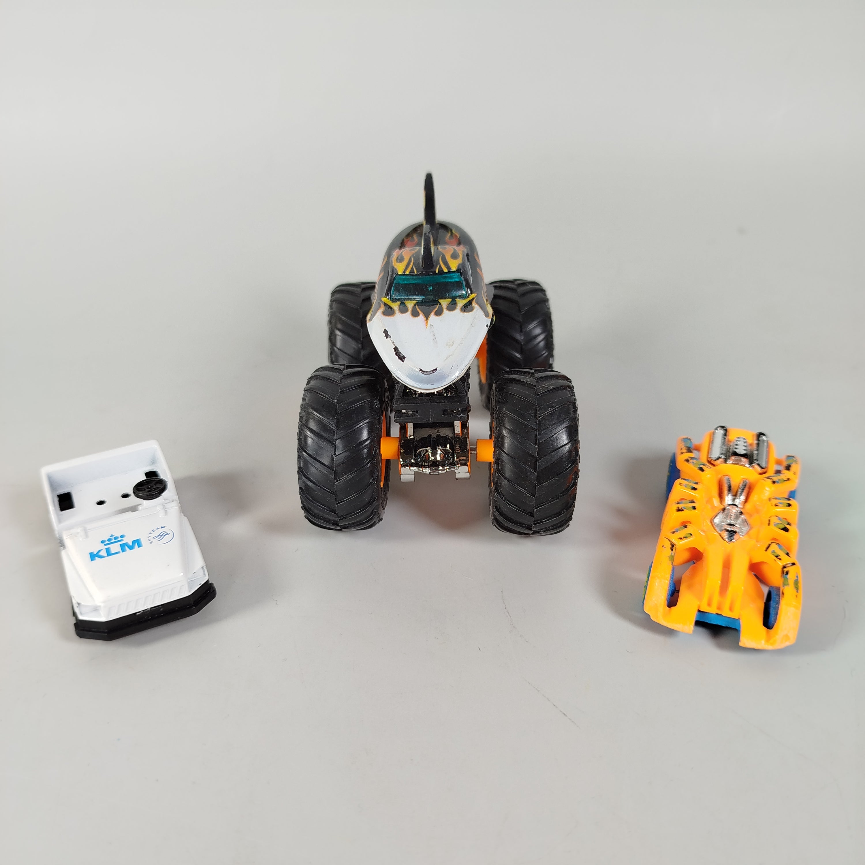  Fahrzeug-Bundle: Monstertruck, KLM-Gepäckwagen & Sportwagen