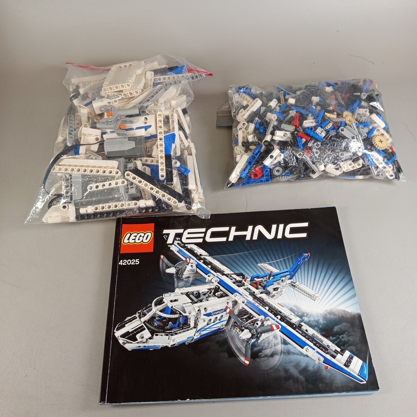 LEGO Technic 42025 Transportflugzeug – mit Anleitung