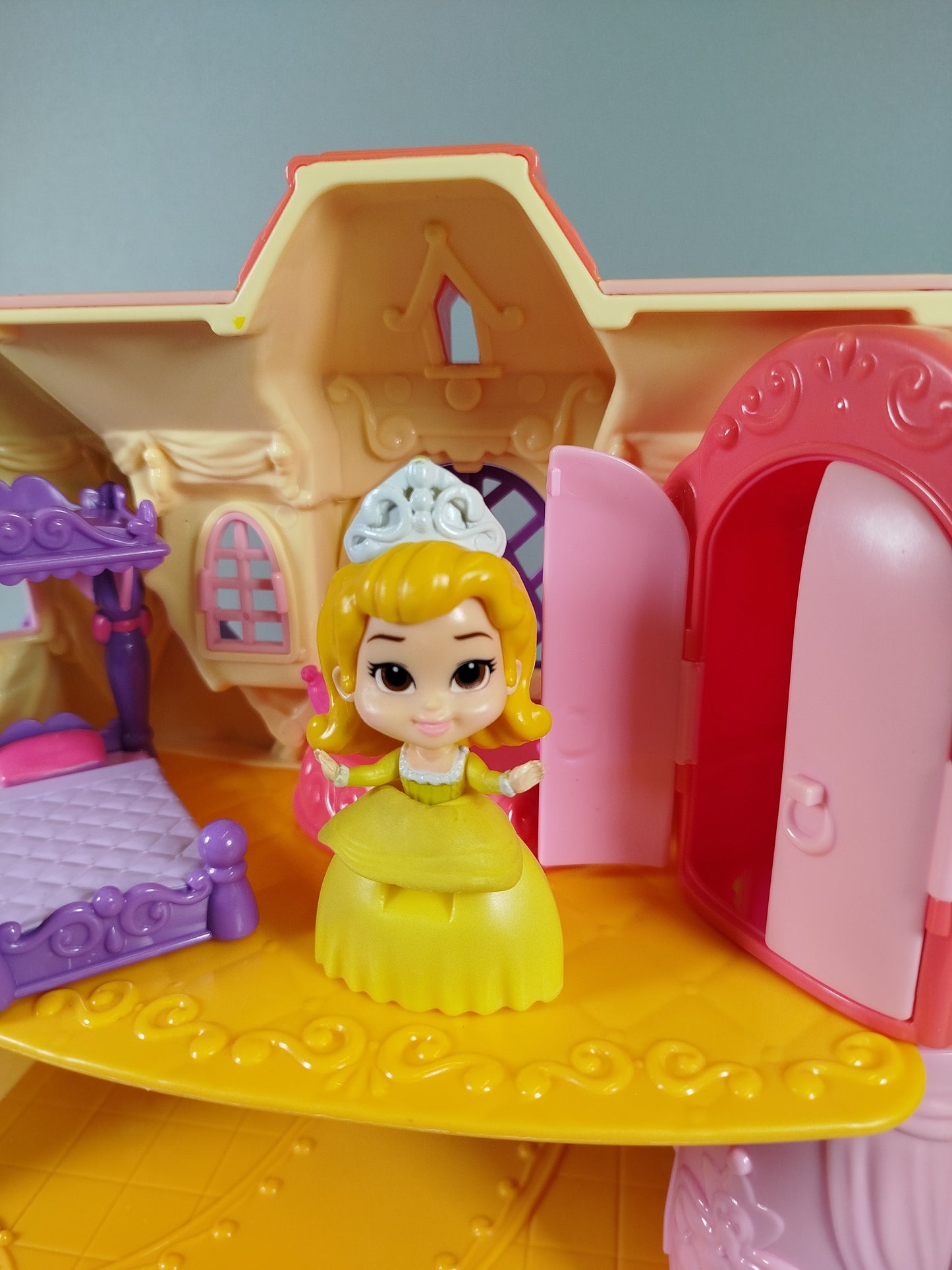 Disney Schloss - Sofia die Erste Set mit Möbel & Figur Amber