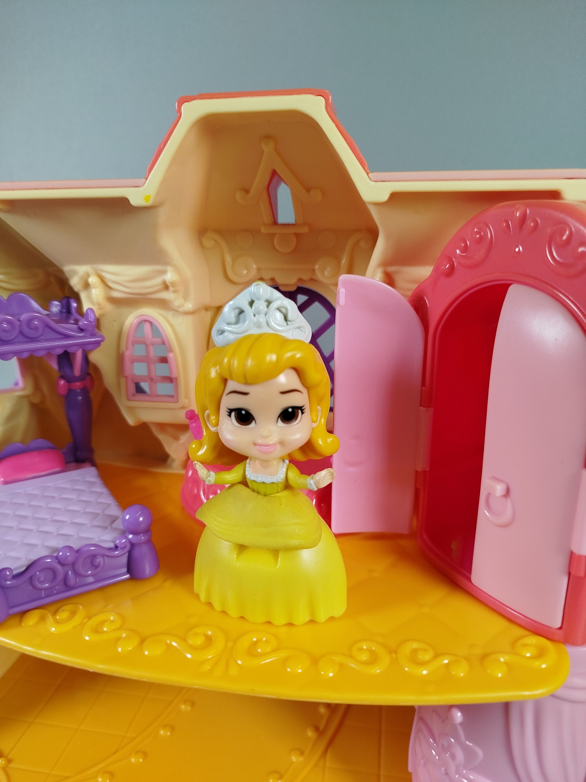 Disney Schloss - Sofia die Erste Set mit Möbel & Figur Amber