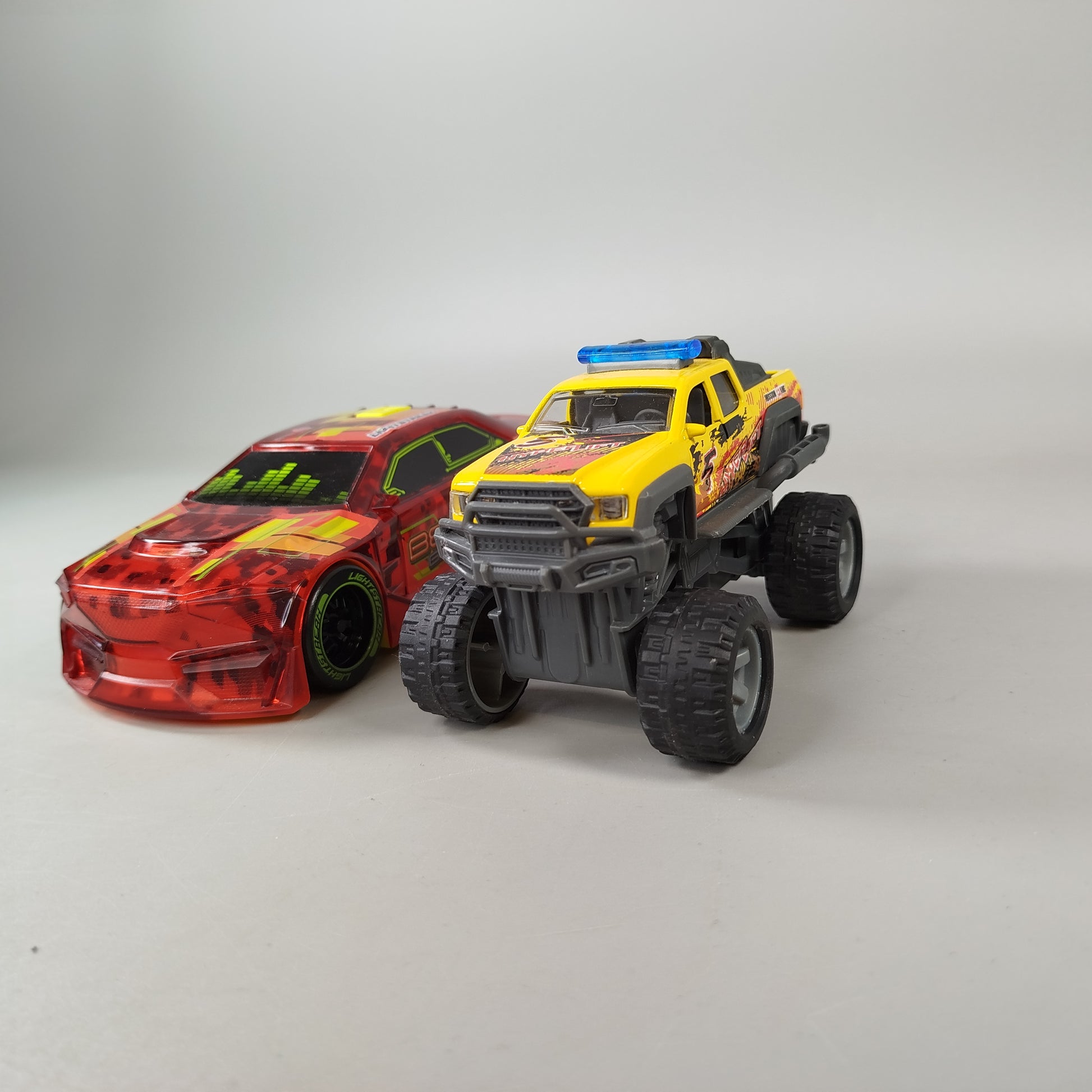Dickie Toys Fahrzeuge Set von 2 – Sportwagen & Monster Truck
