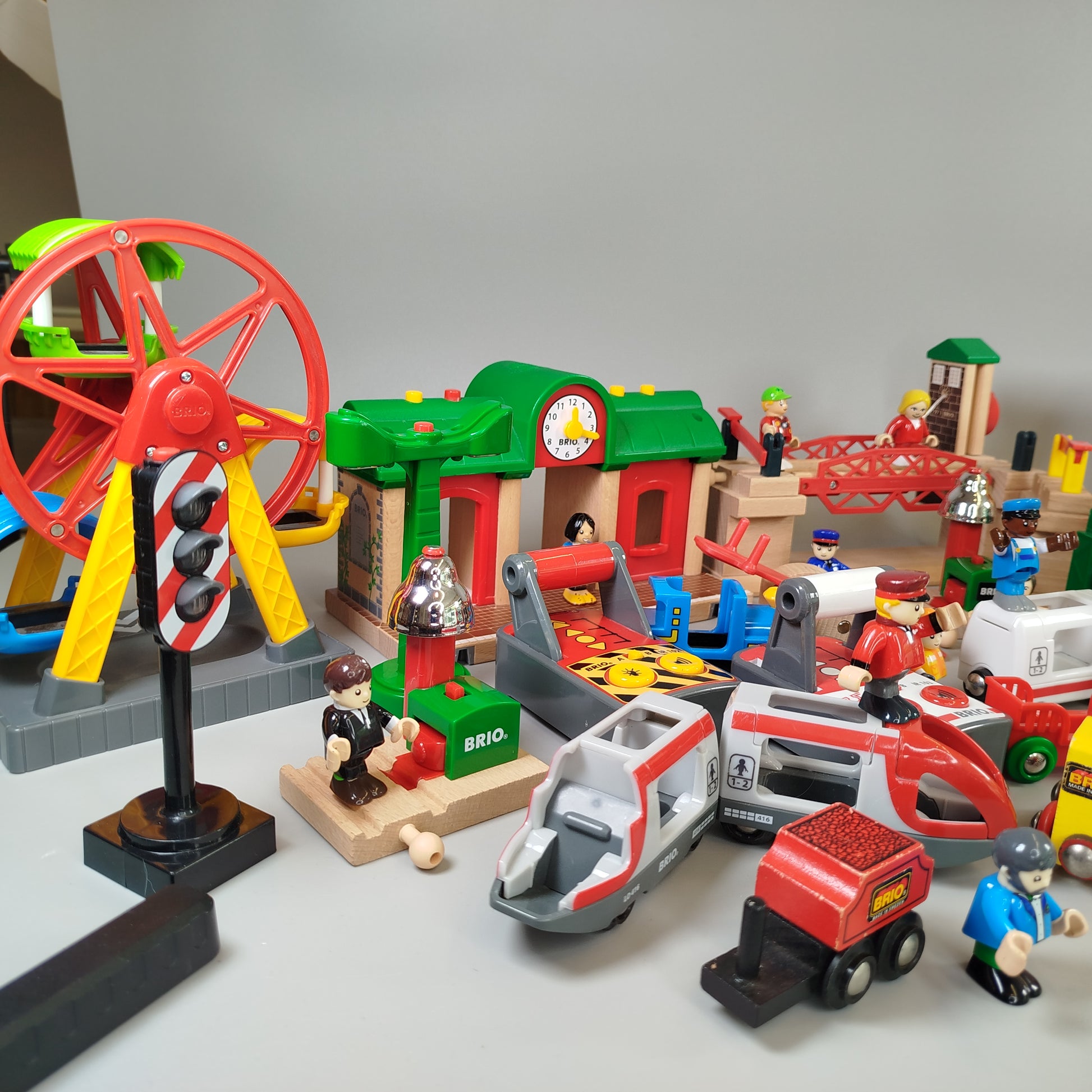 BRIO Holzspielzeug Konvolut- Züge, Häuser & Fahrzeuge