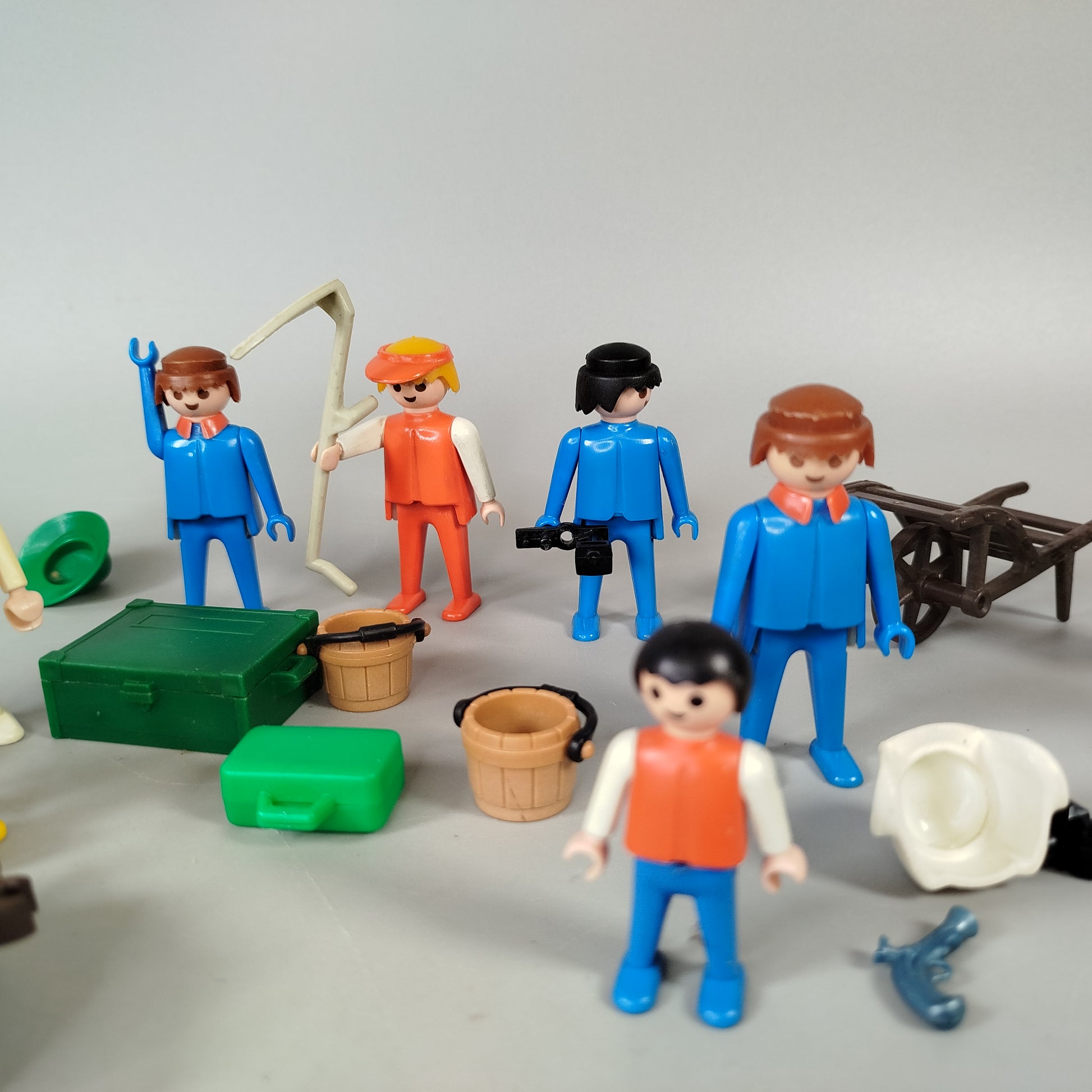 Playmobil Konvolut – 13 Figuren & 2 Boote mit Zubehör