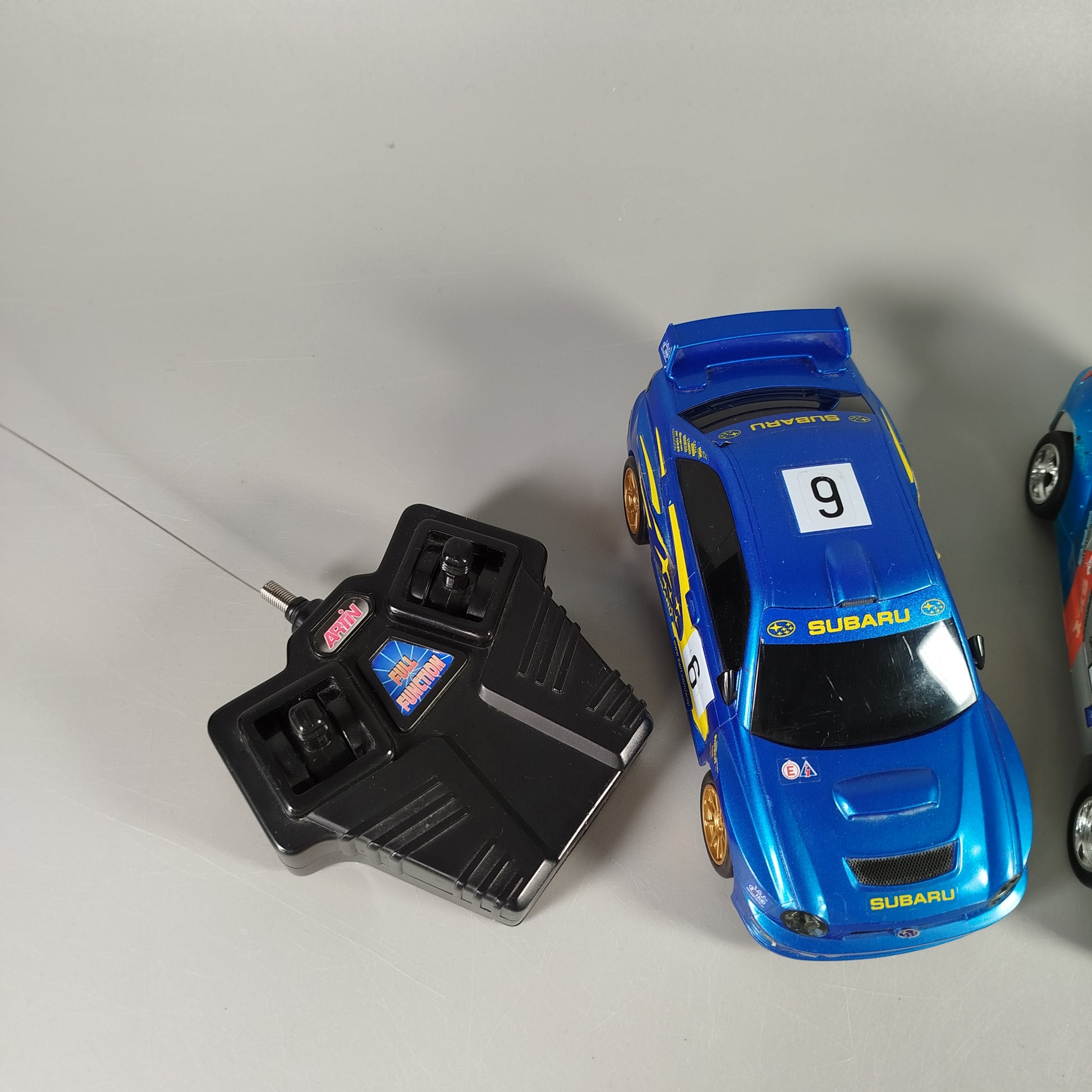 RC Autos Set - Subaru Rally #9 & Porsche #2 mit Fernbedienungen
