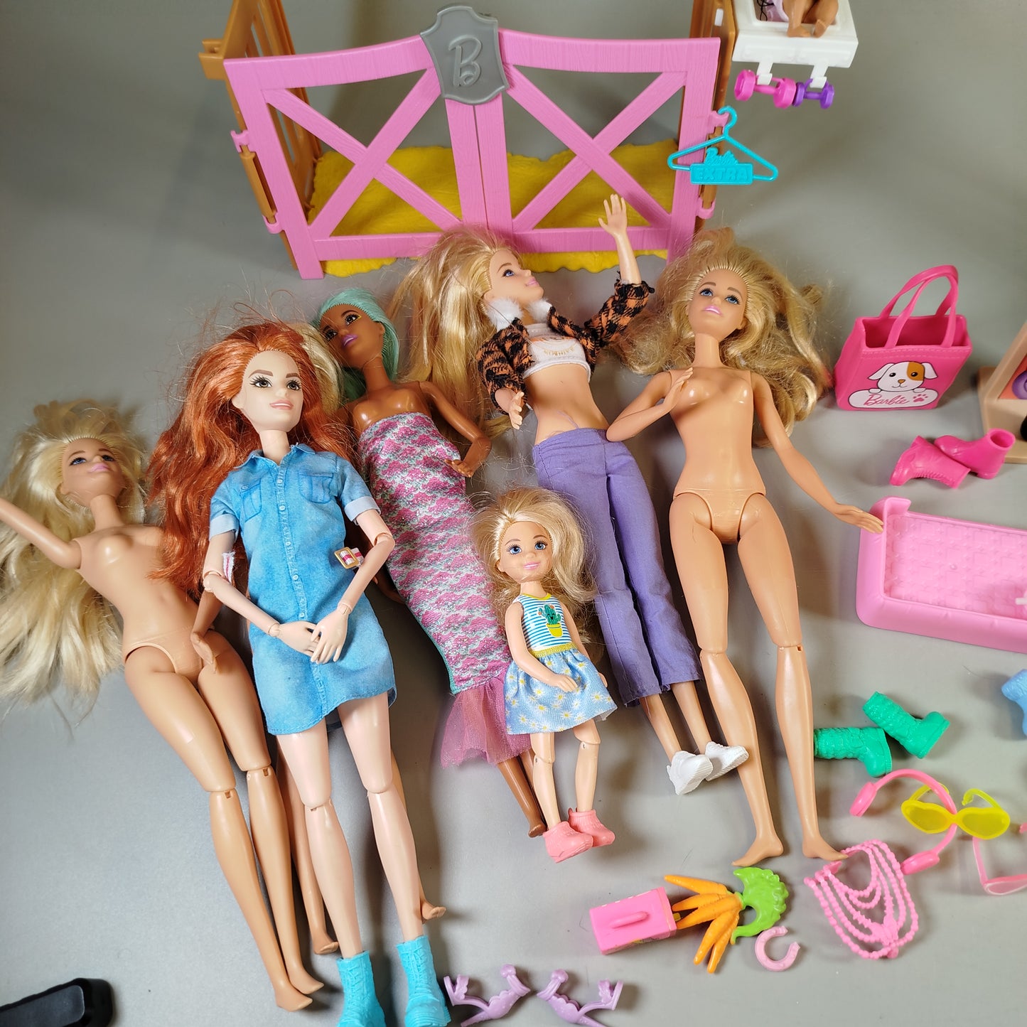 Mattel Barbie-Puppen Set von 8 mit Zubehör, ohne OVP