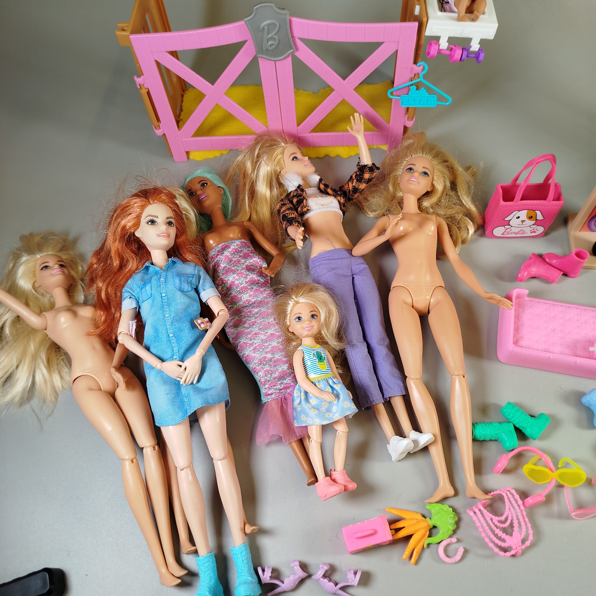 Mattel Barbie-Puppen Set von 8 mit Zubehör, ohne OVP