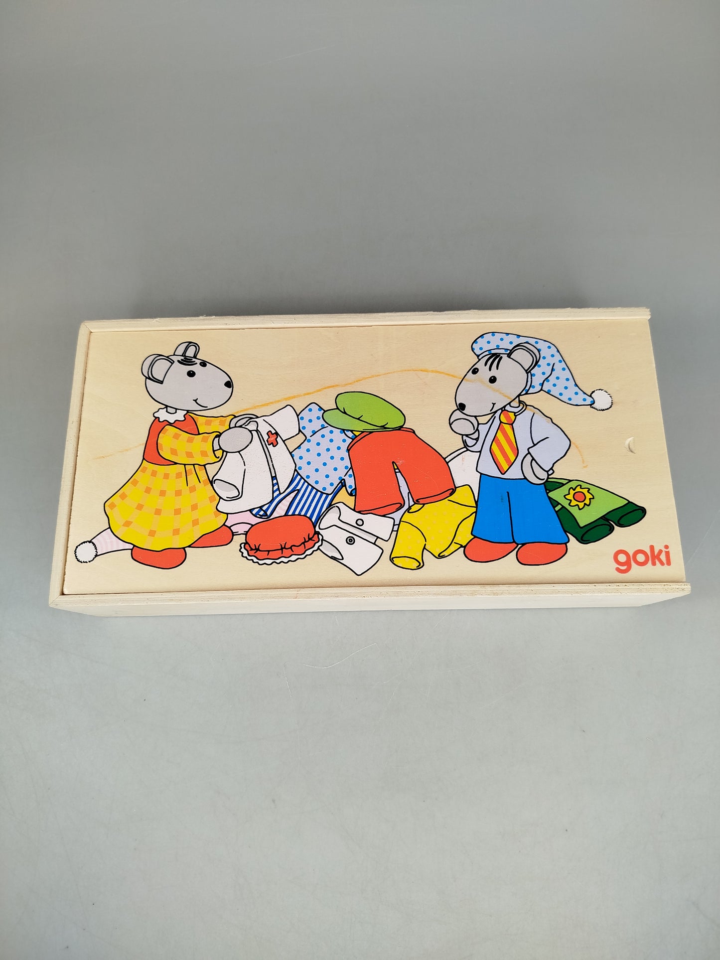 Goki Holzspielzeug-Set – Mäuse mit Kleidung in Holzbox, OVP
