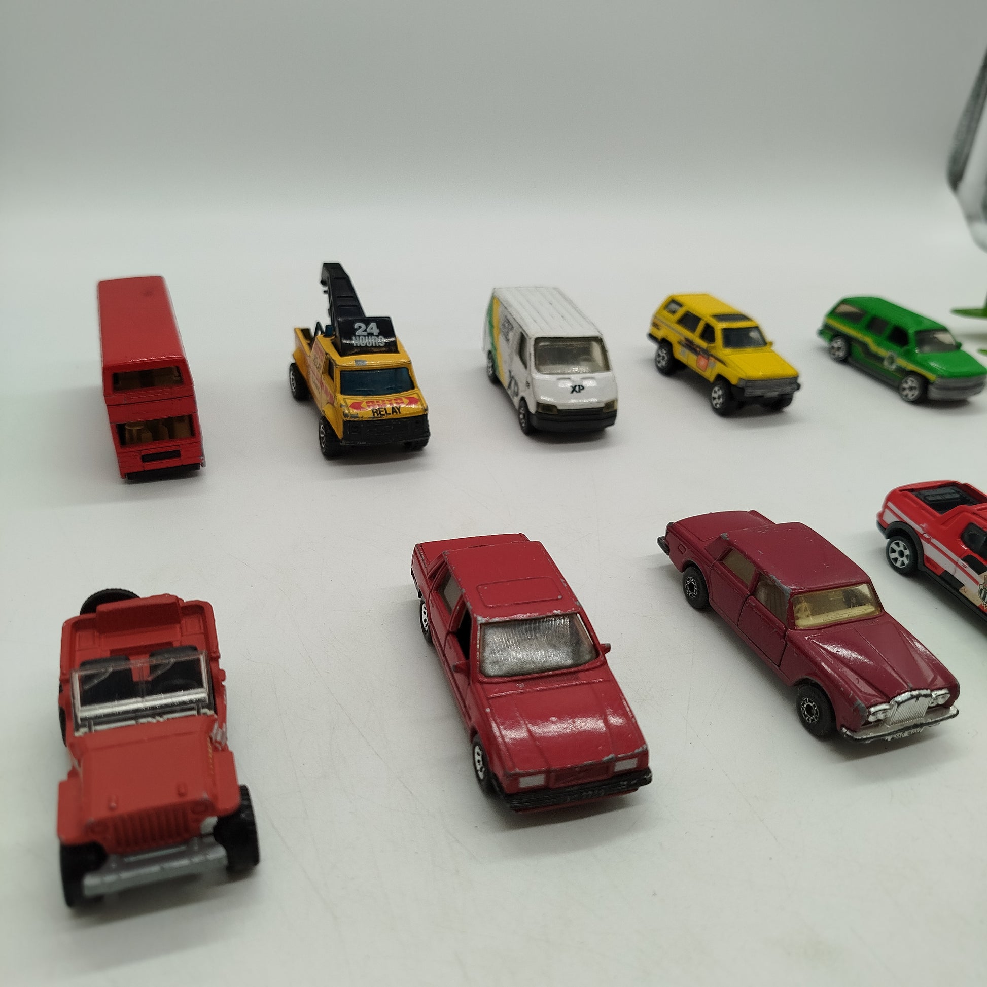 Bundle Matchbox Set von 12 Fahrzeugen & Flugzeugen, gebraucht, ab 6 Jahre 