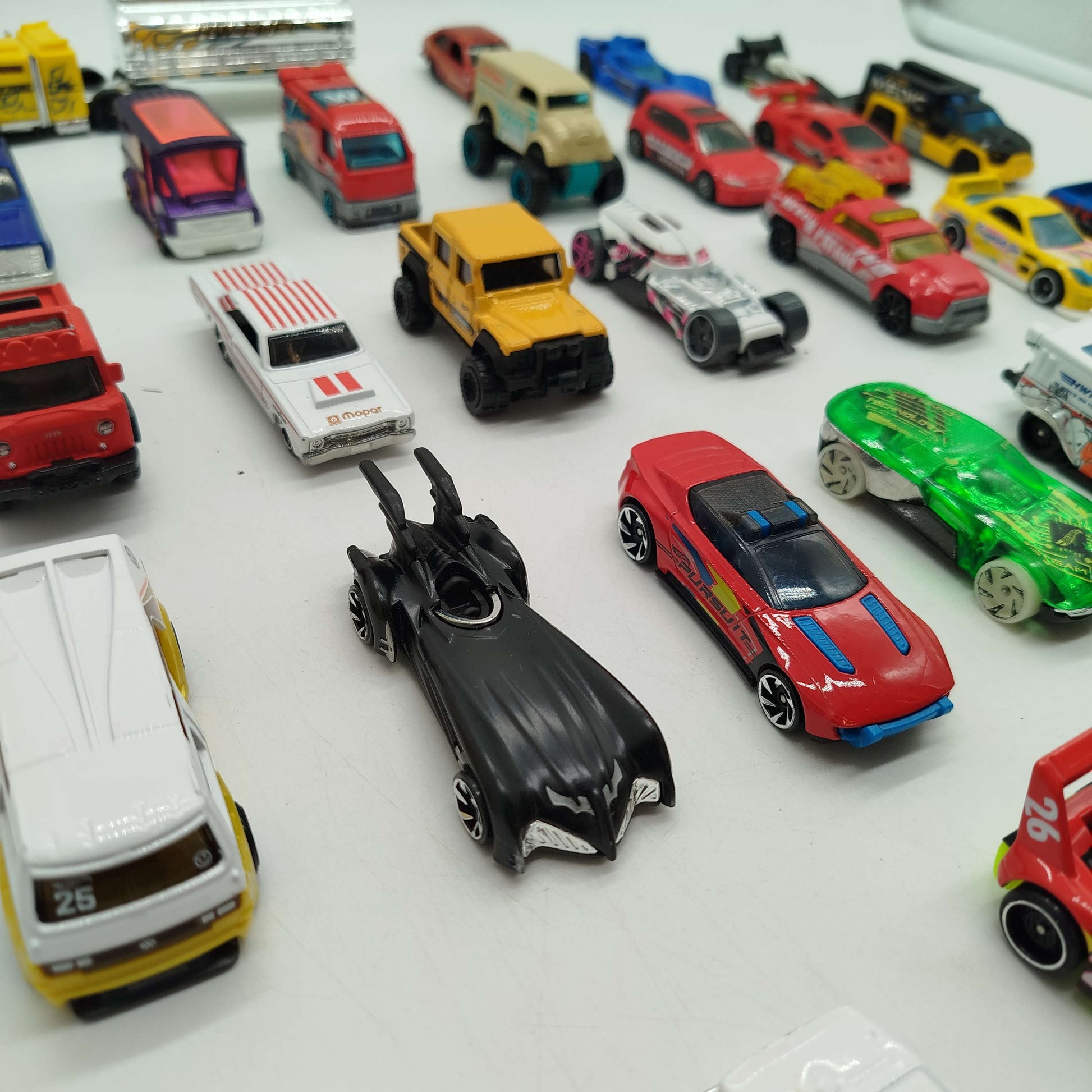 Hot Wheels Bundle 33x Miniaturautos, gebraucht, ab 6 Jahre 