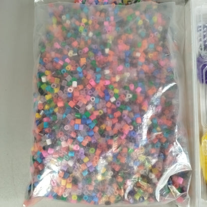 Bügelperlen Set – farbenfrohes Bastelset mit Steckplatten