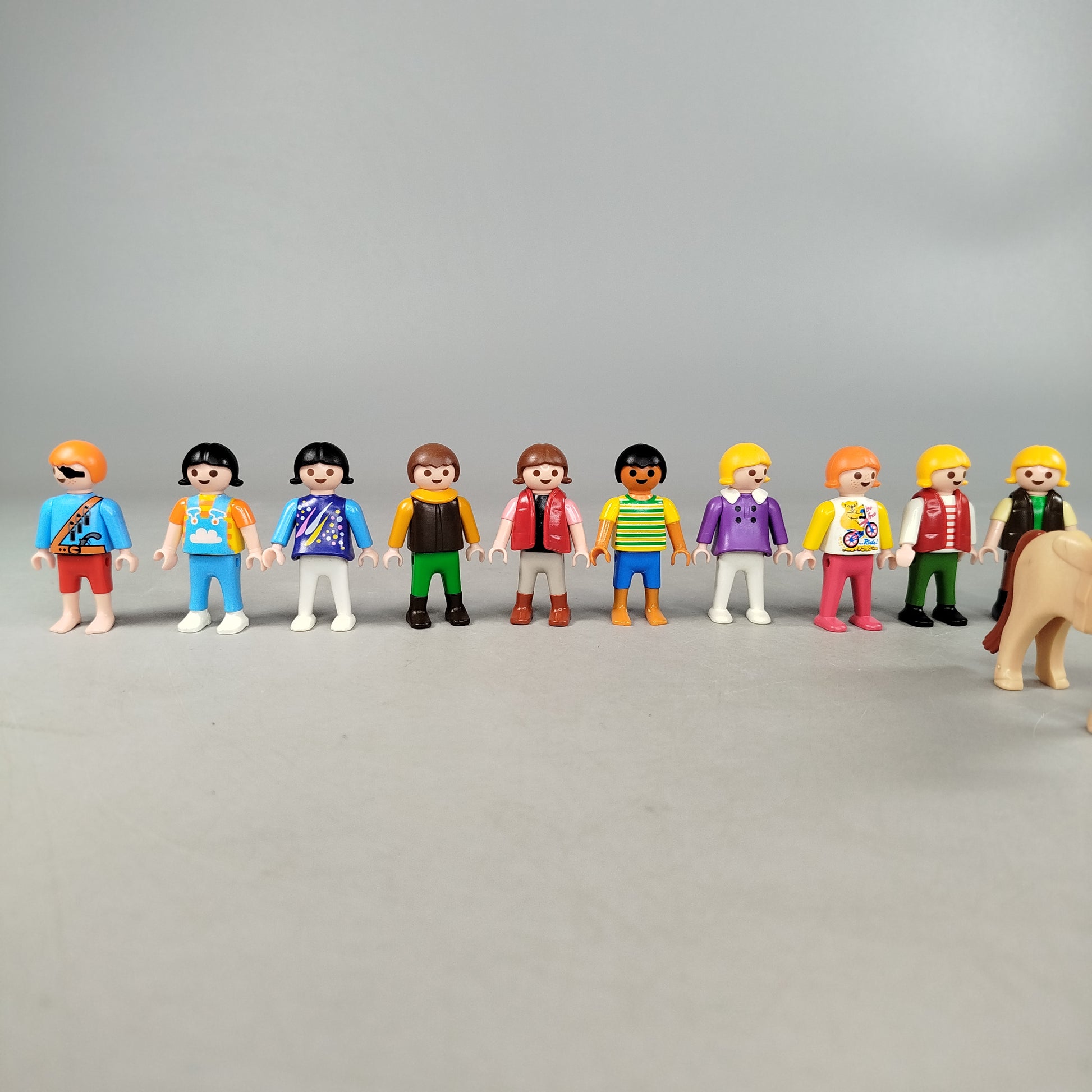 Bundle Playmobil Set von 17 Figuren & Pferd, gebraucht, ab 3 Jahre 