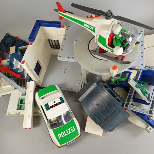 Playmobil Polizeistation Konvolut – mit Fahrzeugen & 23 Figuren
