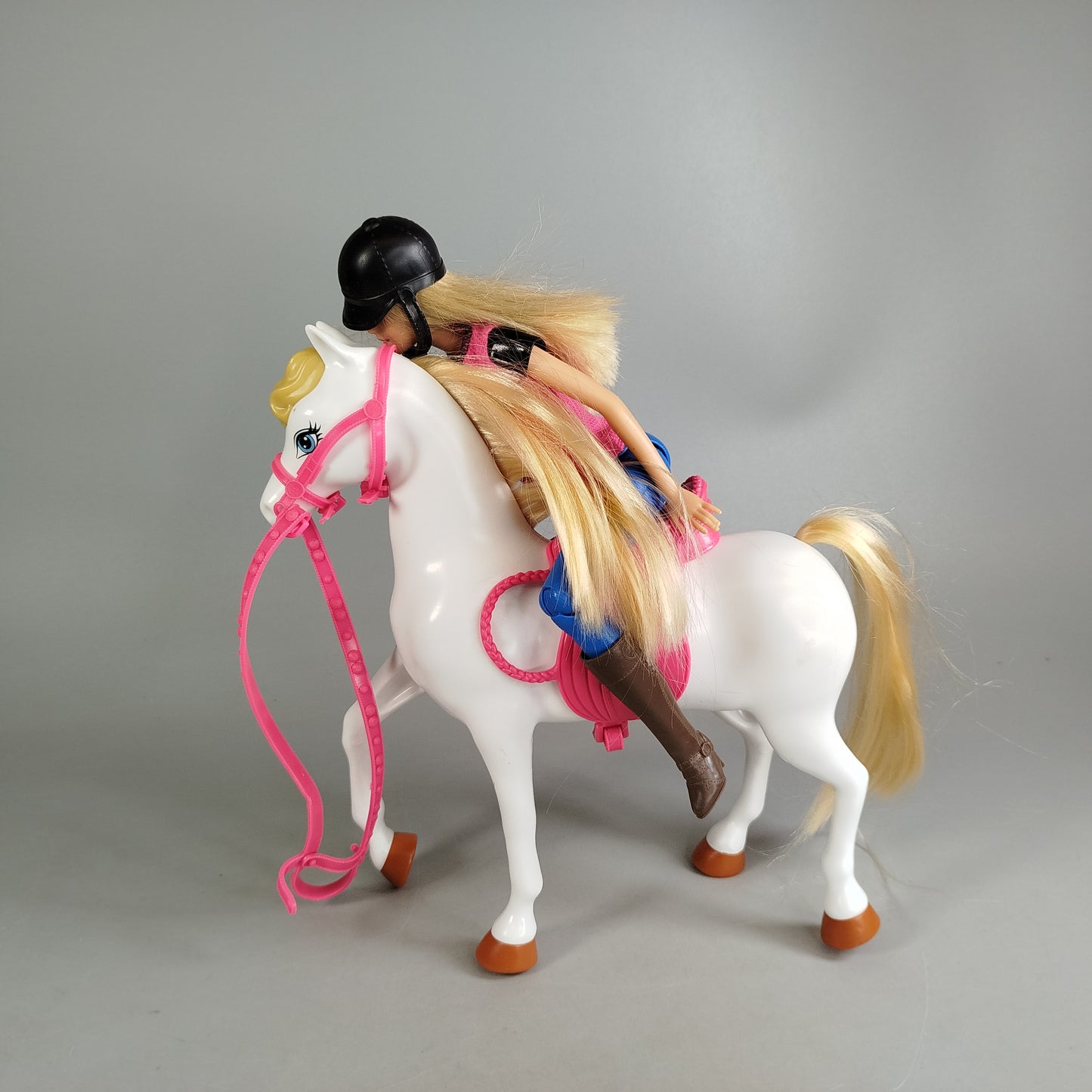 Barbie Reit-Set – Barbie mit weißem Pferd & Zubehör