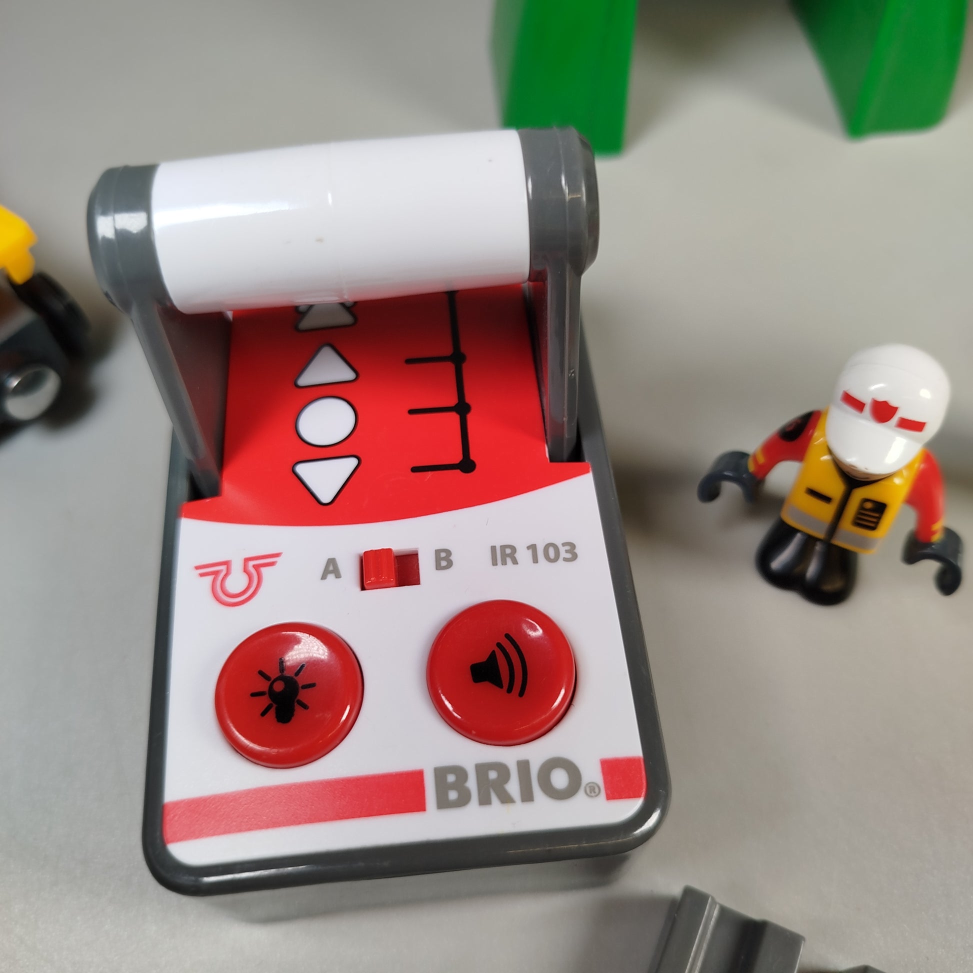 BRIO Eisenbahn Zubehör Set - Lok, Figuren & Tunnel, guter Zustand