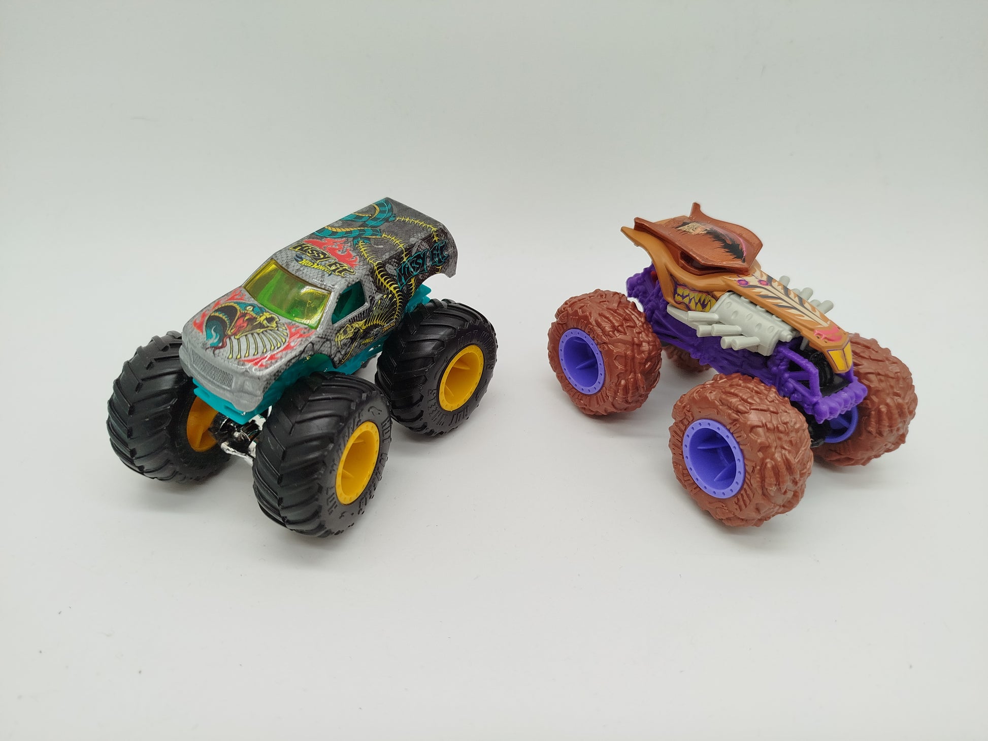 2 Hot Wheels Monster Trucks und 4 Mattel Monster Trucks - Set