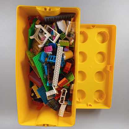 LEGO Konvolut ca. 2,3 kg – gemischte Steine in gelber Box