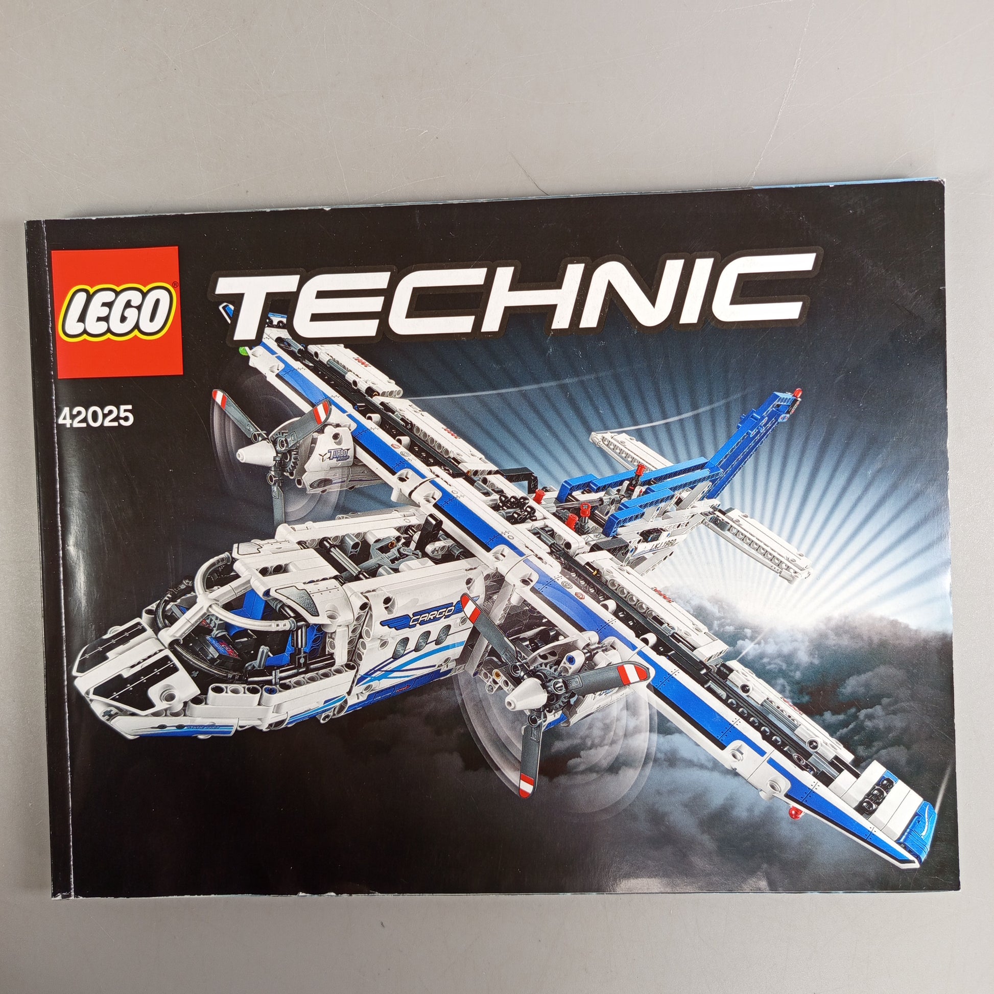 LEGO Technic 42025 Transportflugzeug – mit Anleitung