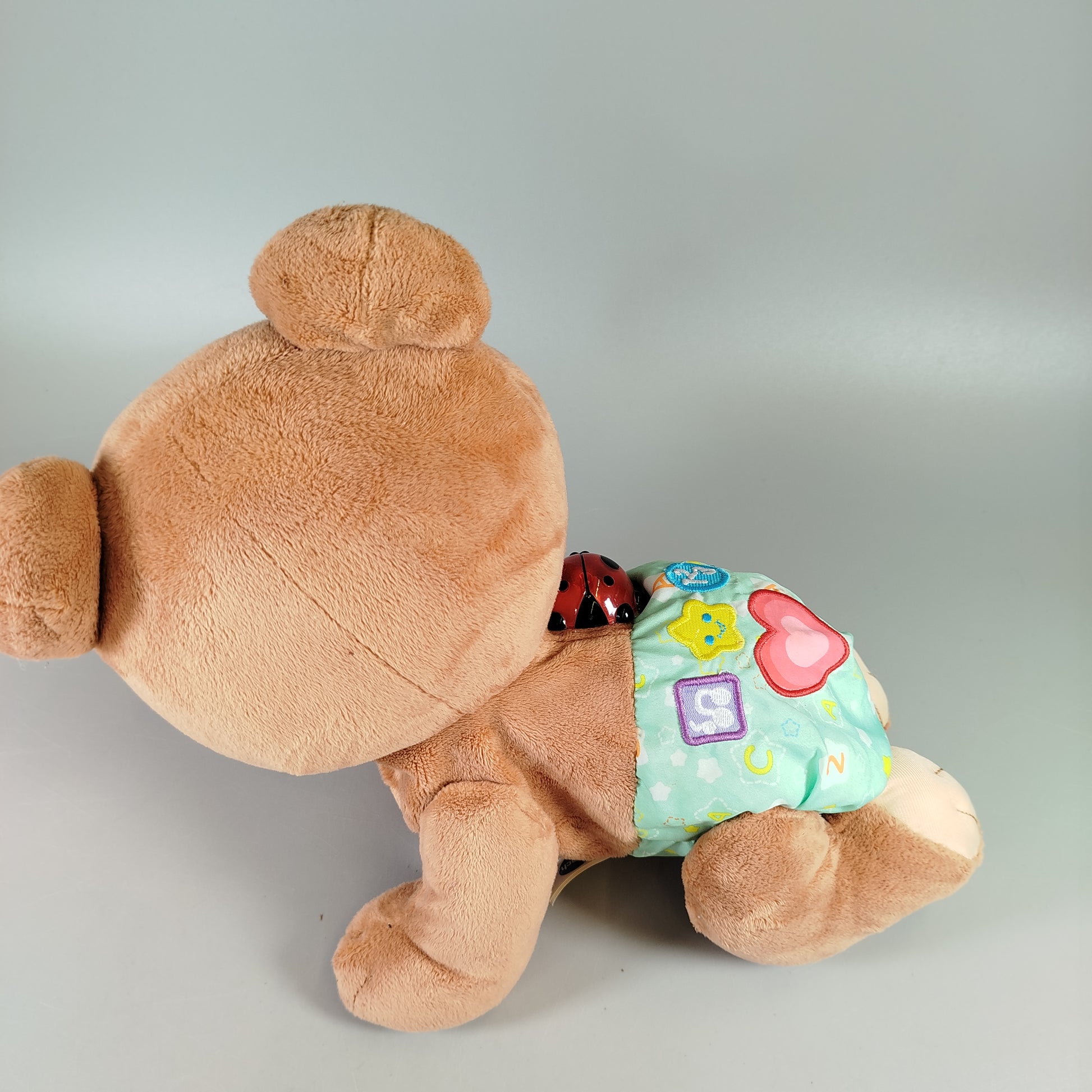 Plüschbär mit Krabbelpose und Marienkäfer - Set von 1