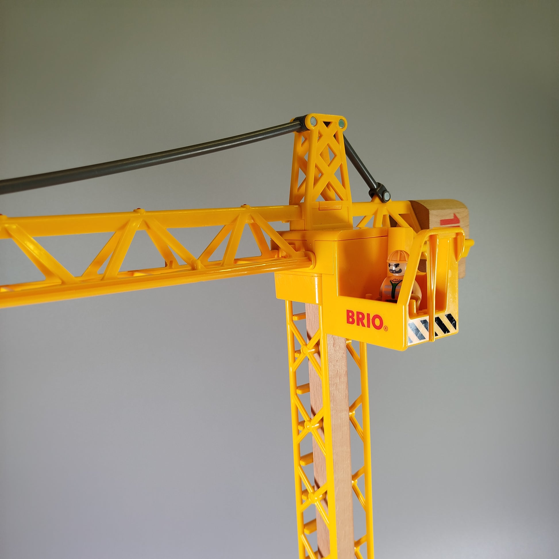 BRIO Baukran mit Bauarbeiterfigur, Spielzeugkran Set