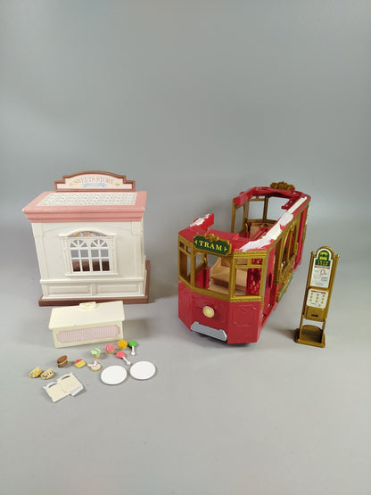 Sylvanian Families Set – Süßwarenladen 5051 & Stadtbahn 6007