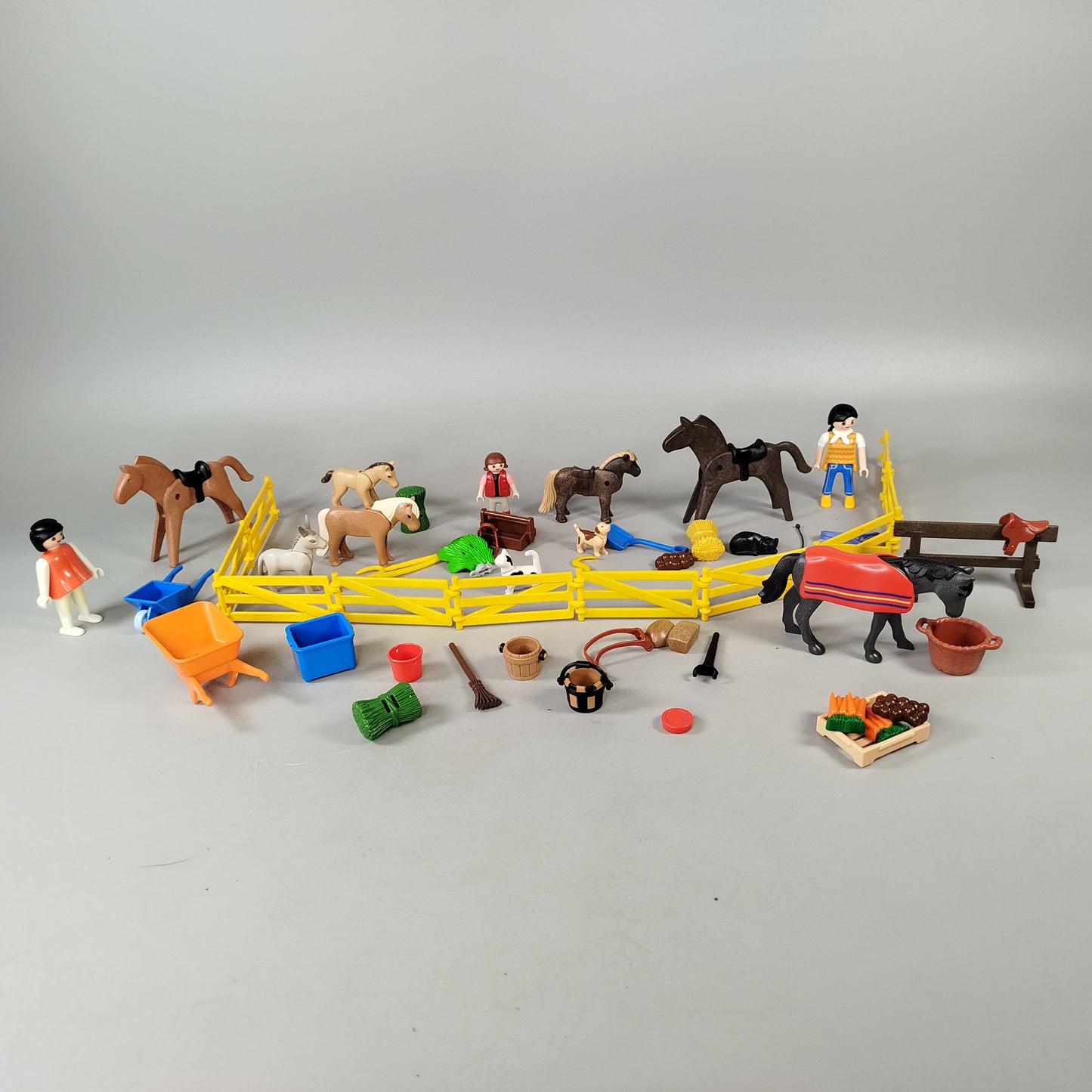 Playmobil Pferdehof – Reitstall-Set mit Figuren, Pferden & Zubehör