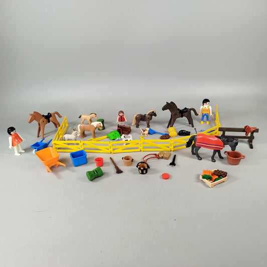 Playmobil Pferdehof – Reitstall-Set mit Figuren, Pferden & Zubehör