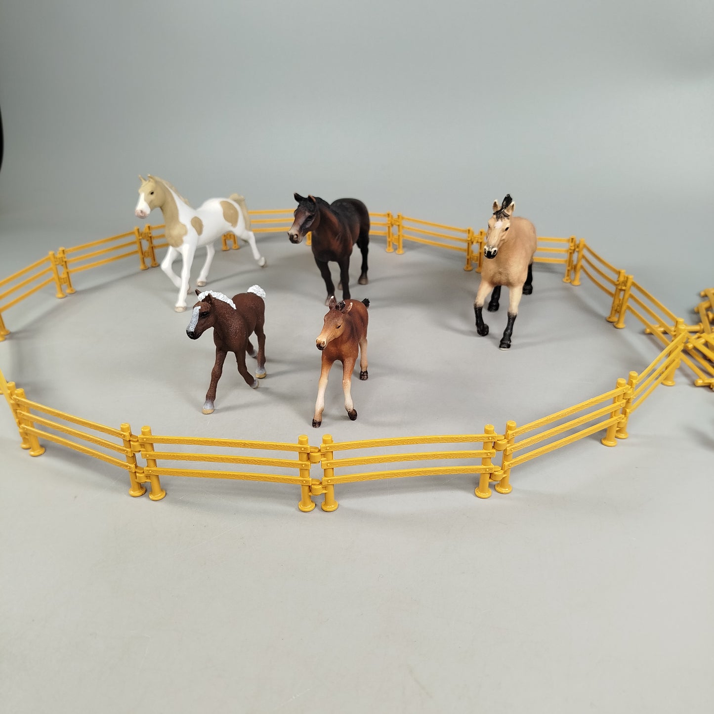 Pferde Figuren-Set – 5 Tiere mit Zaun & Umzäunung, vollständig