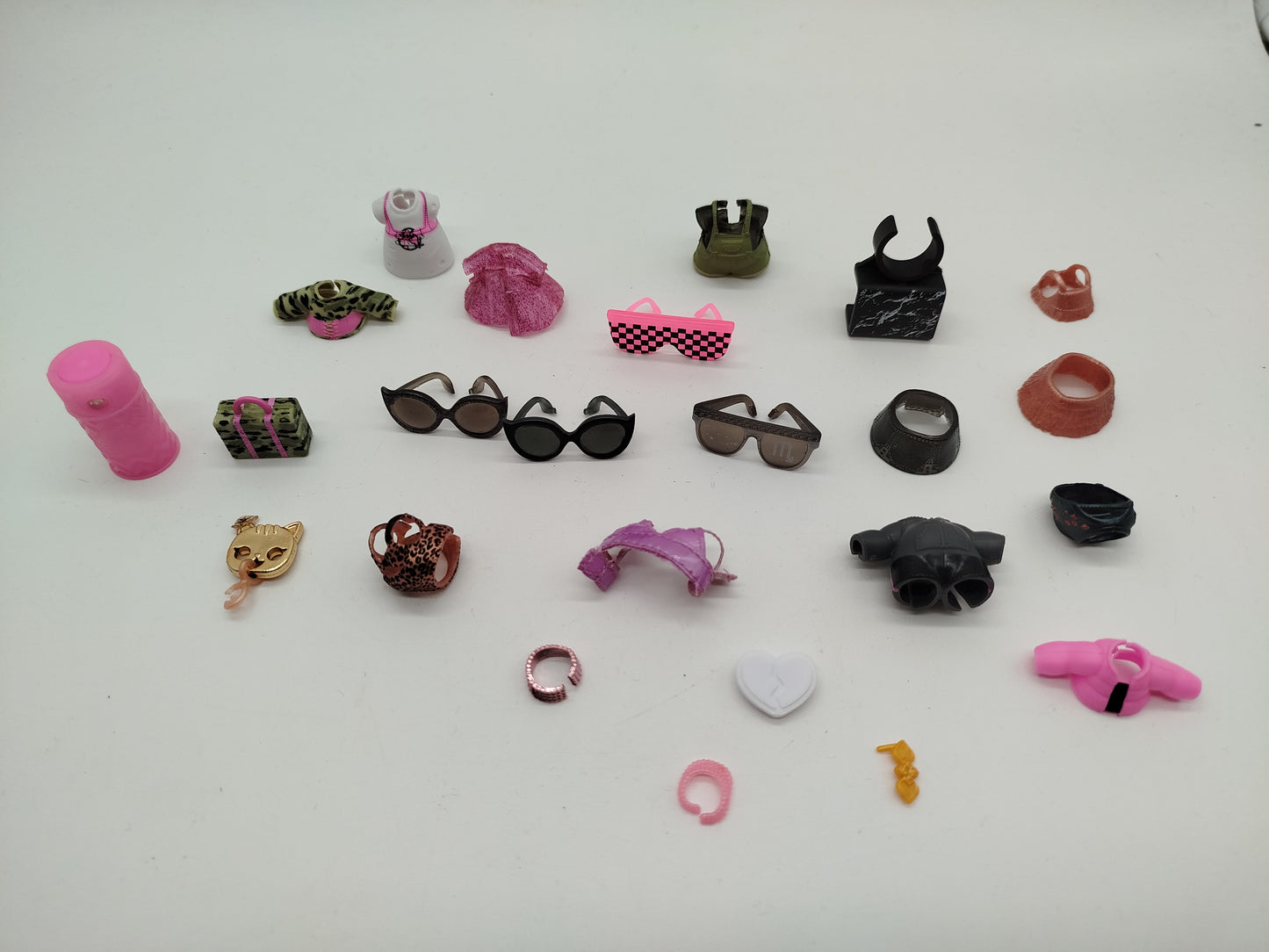 11 L.O.L. Surprise Puppen mit Accessoires