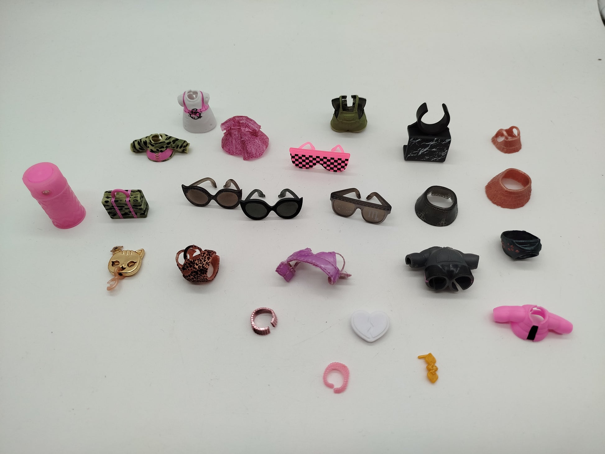 11 L.O.L. Surprise Puppen mit Accessoires
