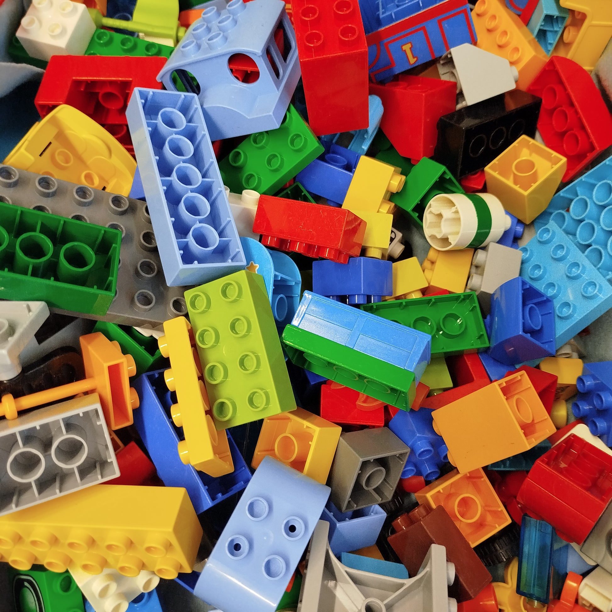 LEGO DUPLO Konvolut ca. 3,3 kg – Fahrzeuge, Züge & Figuren gemischt