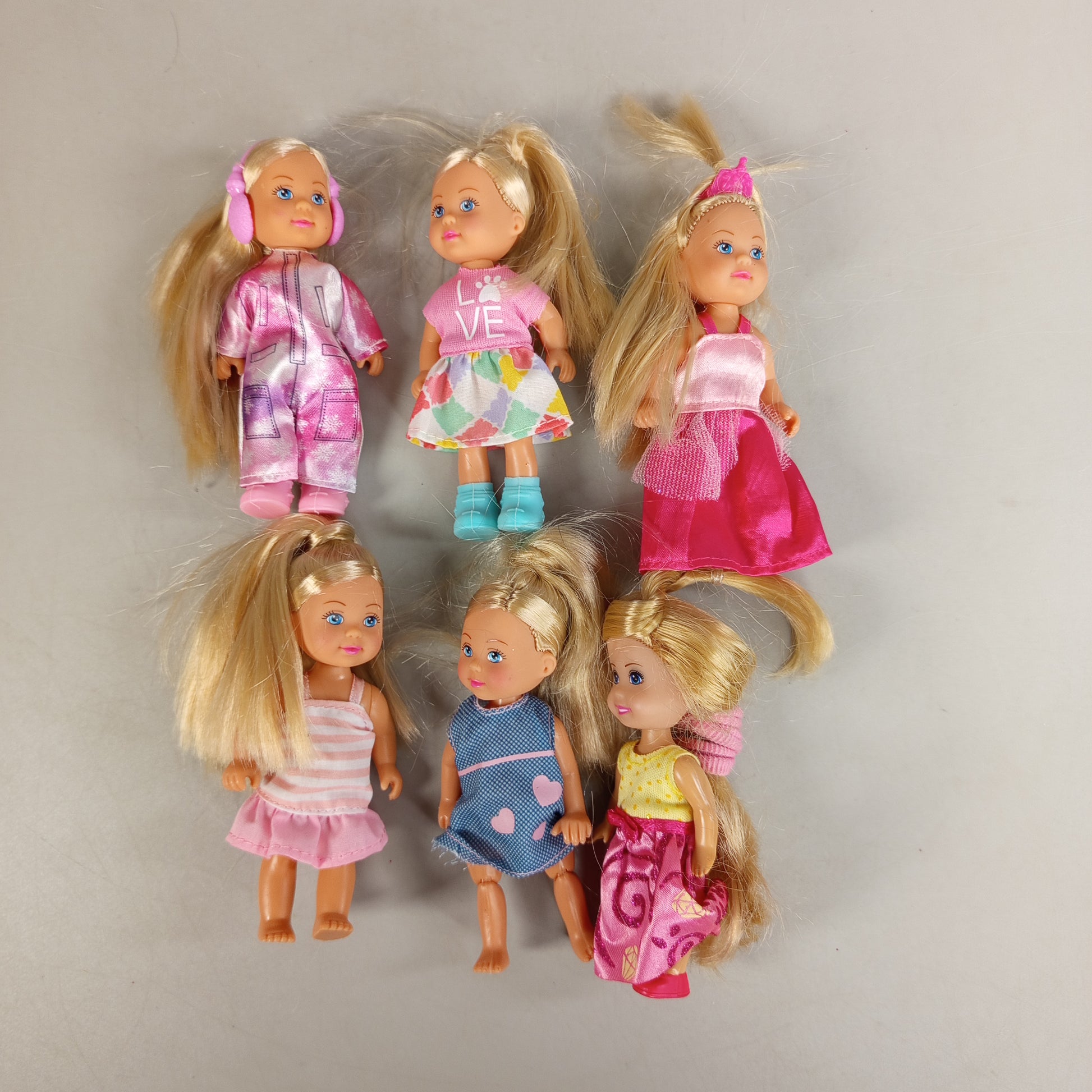 Simba Puppenfamilie Set von 8 Spielfiguren – mit Flügelpuppe