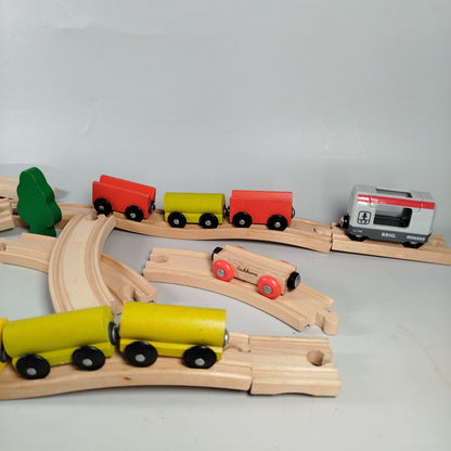Brio Holz-Eisenbahn-Set mit Zügen & Zubehör