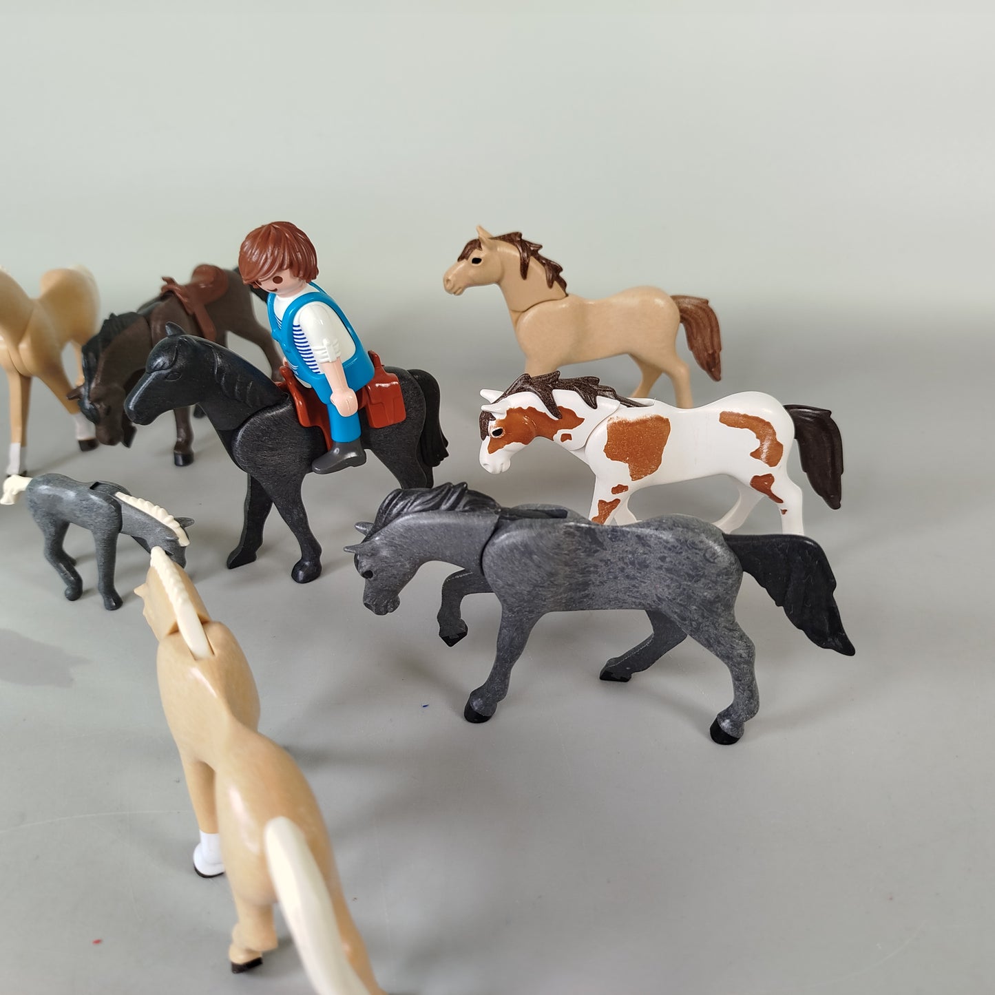Playmobil Pferde Set – 9 Pferde & 1 Spielfigur, Reiterhof Zubehör