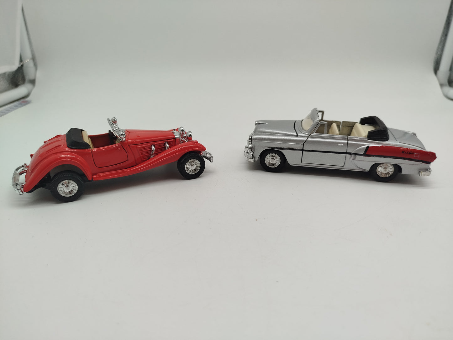 Welly Modellauto-Set – Mercedes 500K No. 8871 & Chevrolet Bel Air grau