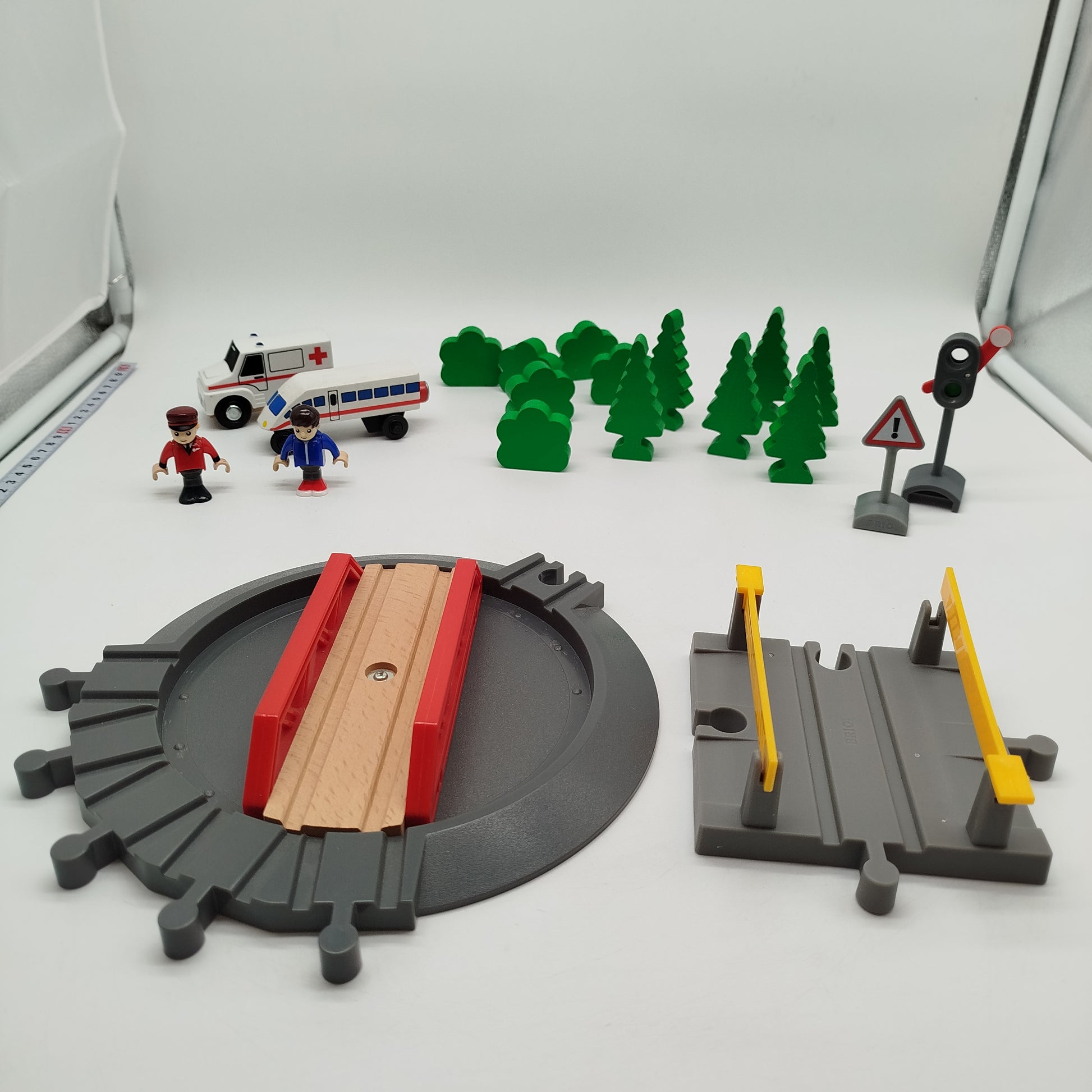 Holzeisenbahn Zubehör-Set – Figuren, Fahrzeuge & Bäume