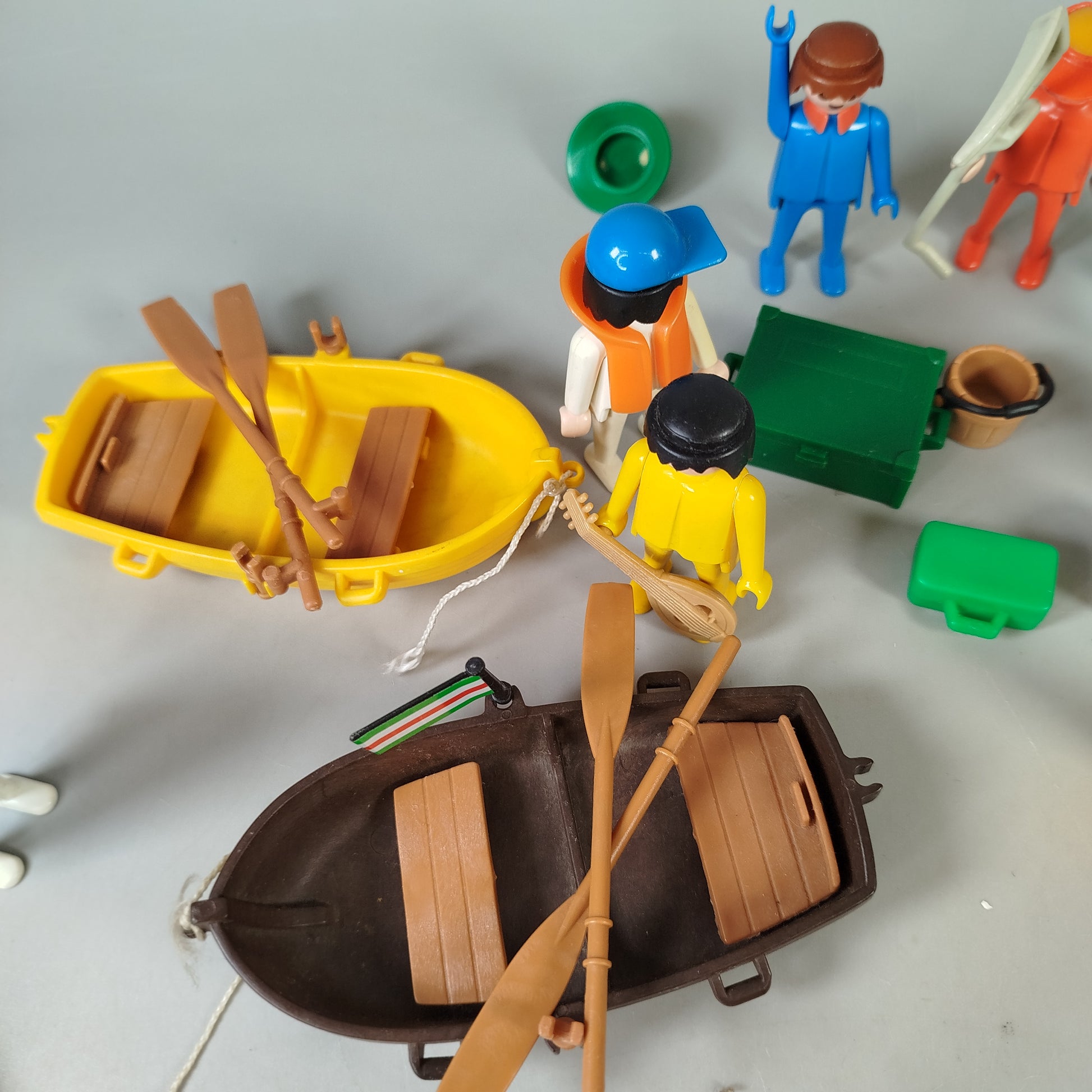 Playmobil Konvolut – 13 Figuren & 2 Boote mit Zubehör