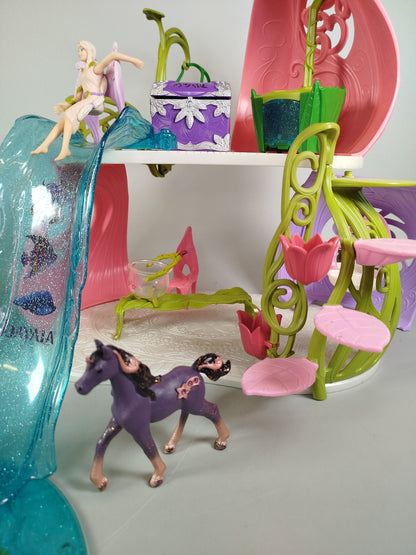 Schleich glitzerndes Blütenhaus mit Einhörnern, See und Stall