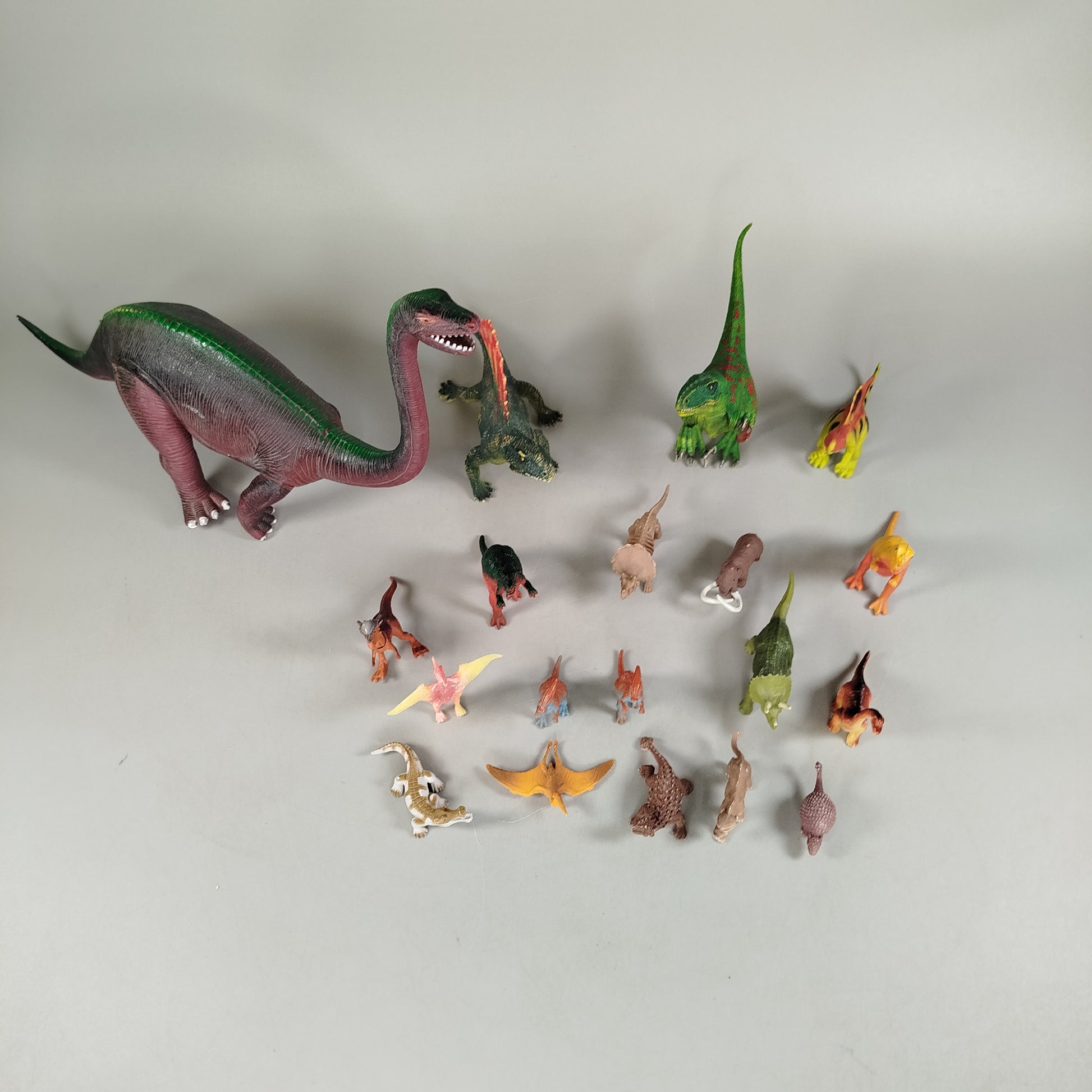 Figuren-Set von 19 Dinosauriern & Urzeittieren – prähistorisches Spielzeug
