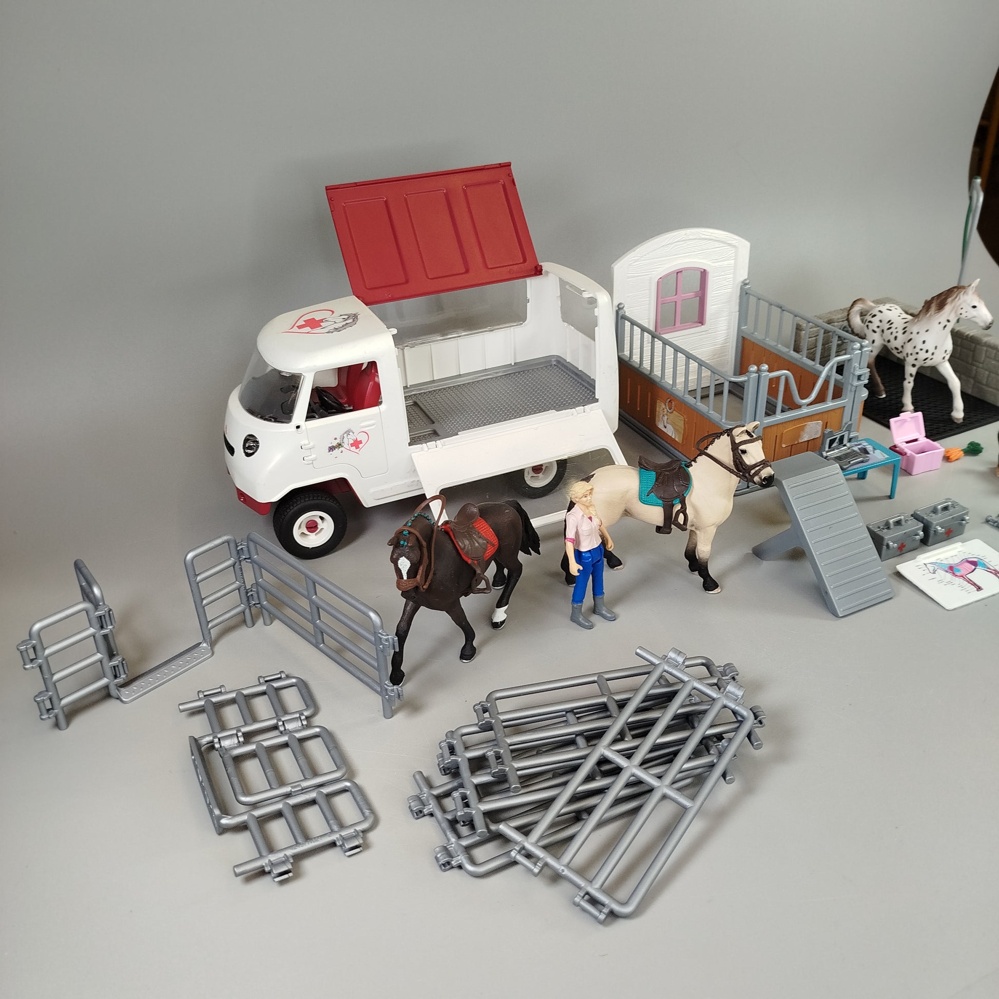 Schleich Pferdepflege Spielset – Tierarztwagen, Stall, Waschplatz