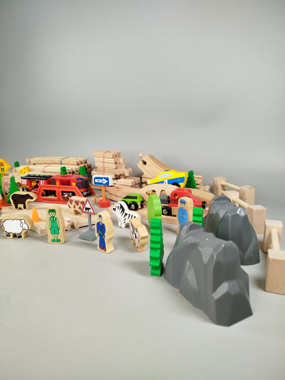 BRIO Holzeisenbahn Set – mit Schienen, Fahrzeugen & Figuren