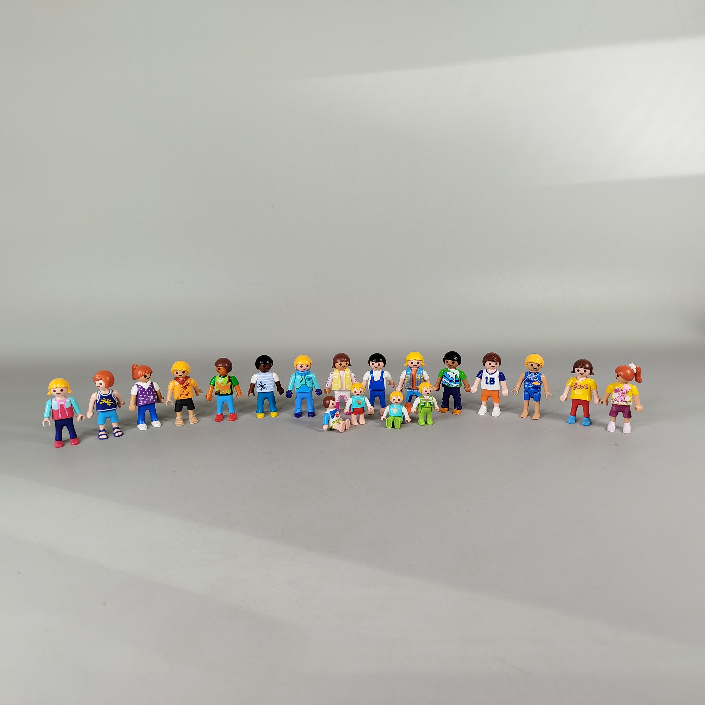 Playmobil Figuren Set von 19 Minifiguren – verschiedene Outfits & Zubehör