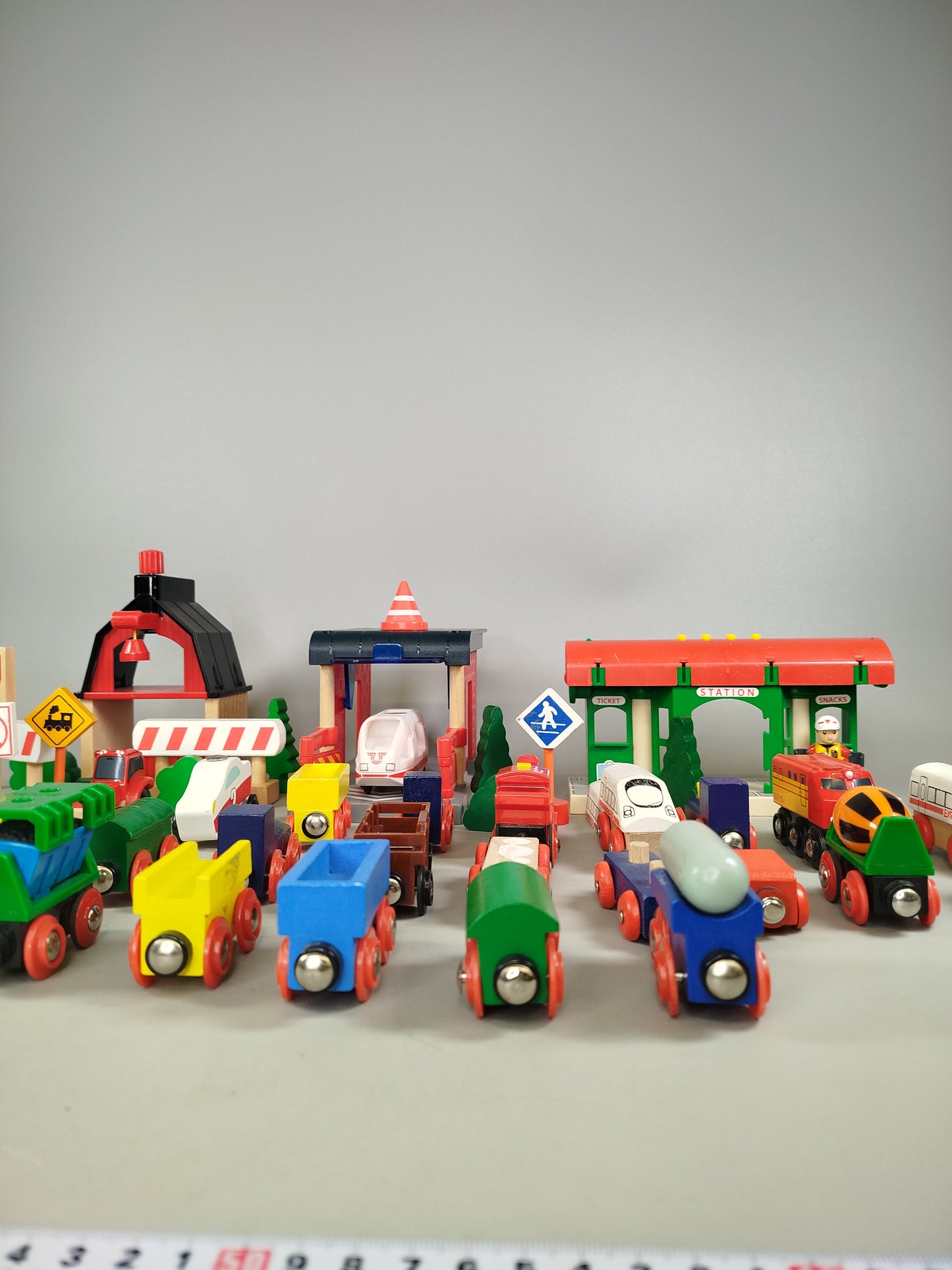 Brio Holzeisenbahn Set – mit Schienen, Fahrzeugen & Zubehör, 55-tlg.