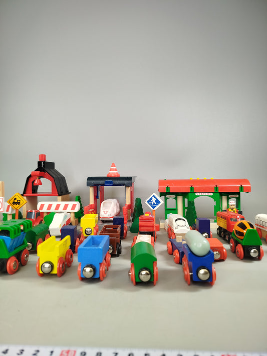 Brio Holzeisenbahn Set – mit Schienen, Fahrzeugen & Zubehör, 55-tlg.