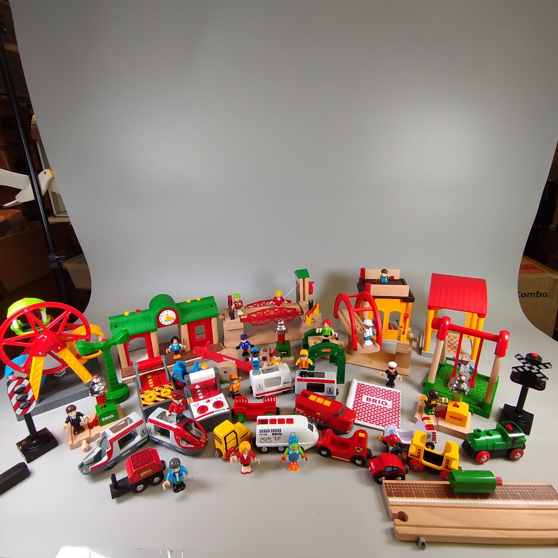 BRIO Holzspielzeug Konvolut- Züge, Häuser & Fahrzeuge