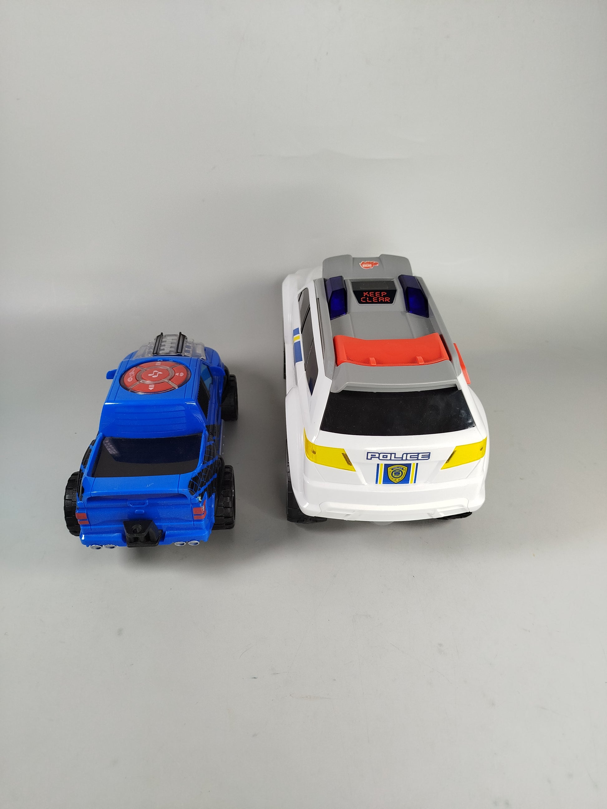  Spielzeugautos - Polizeiwagen und Monstertruck
