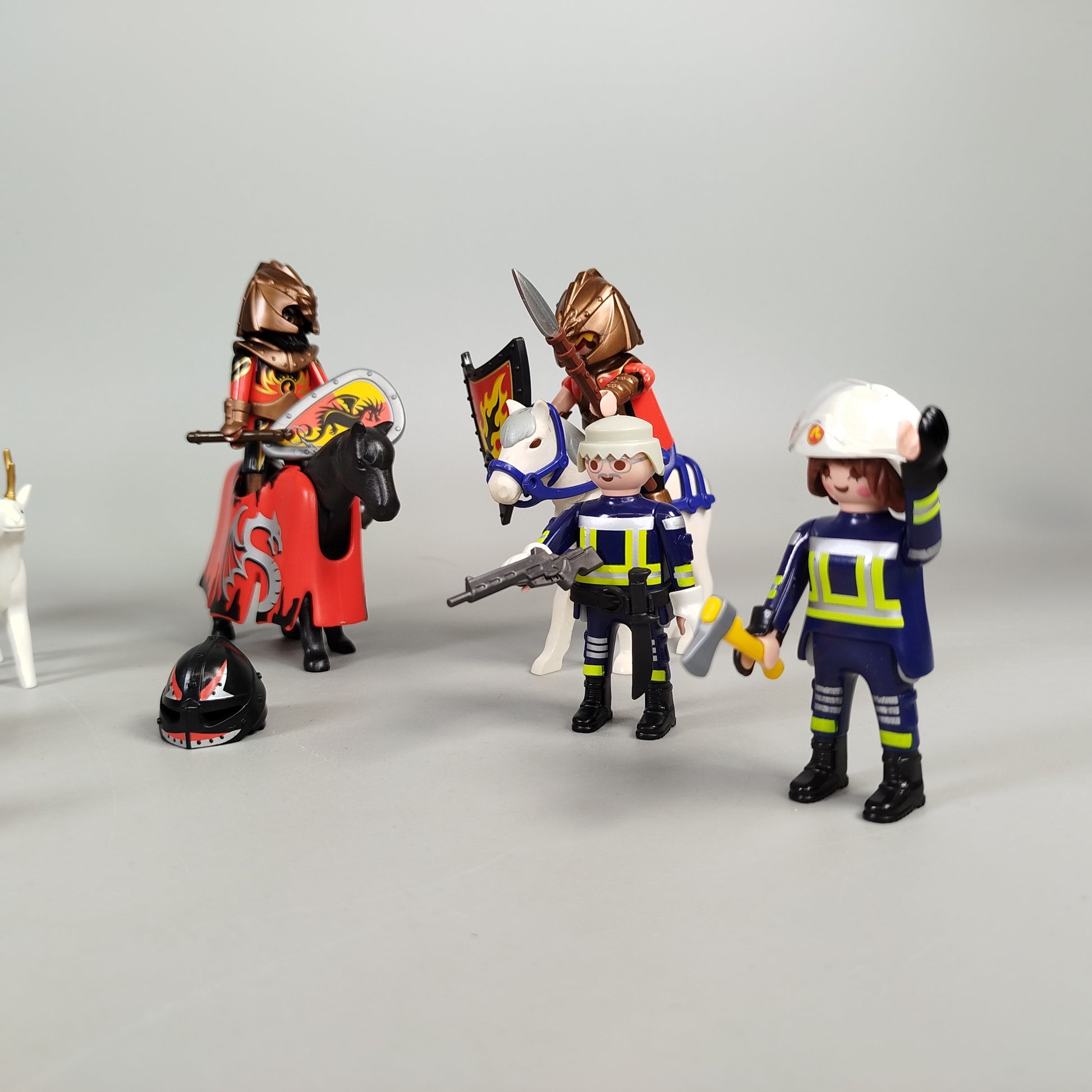 Playmobil Figuren & Tiere Set von 18 – Bauarbeiter, Ritter, Polizei, Pferde