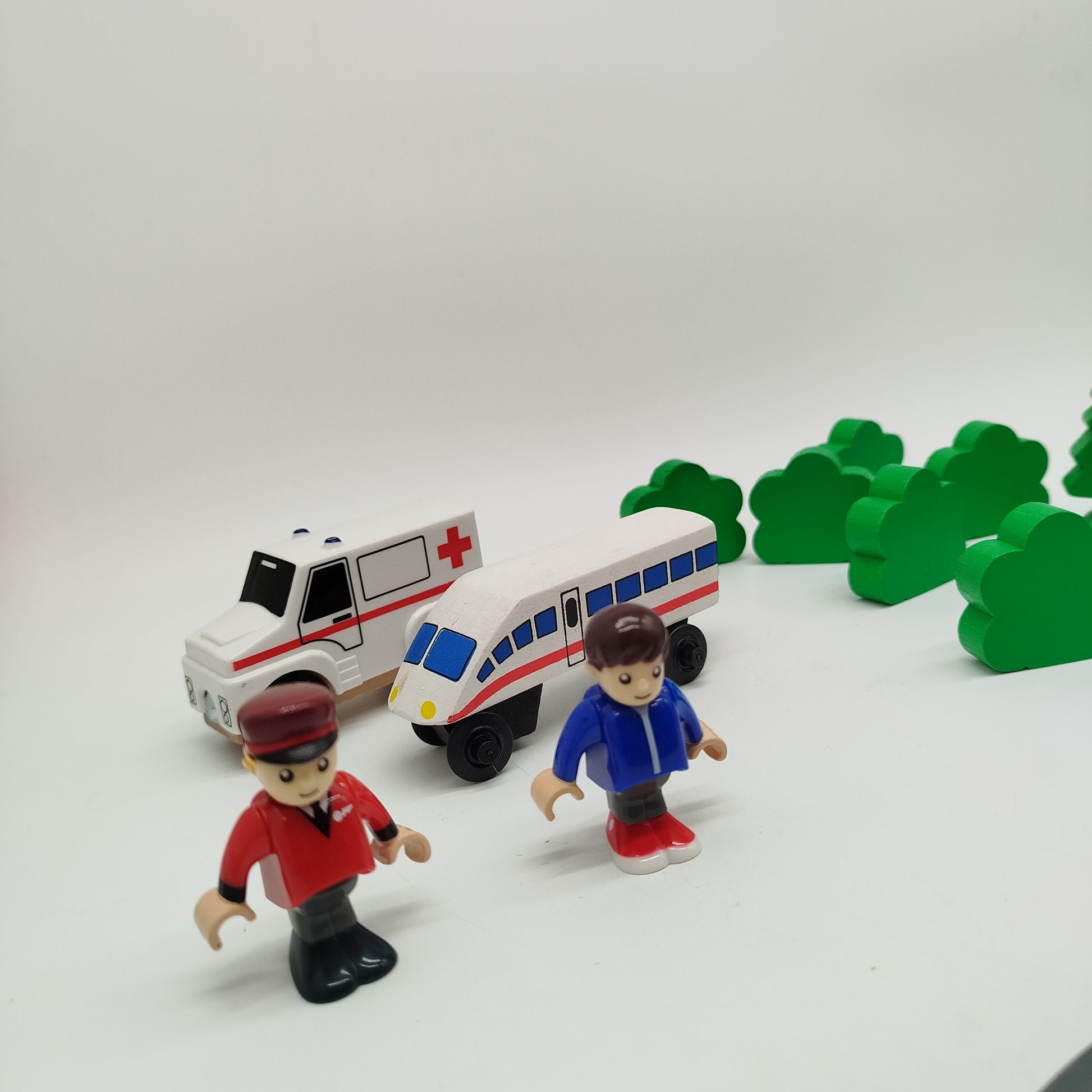 Holzeisenbahn Zubehör-Set – Figuren, Fahrzeuge & Bäume